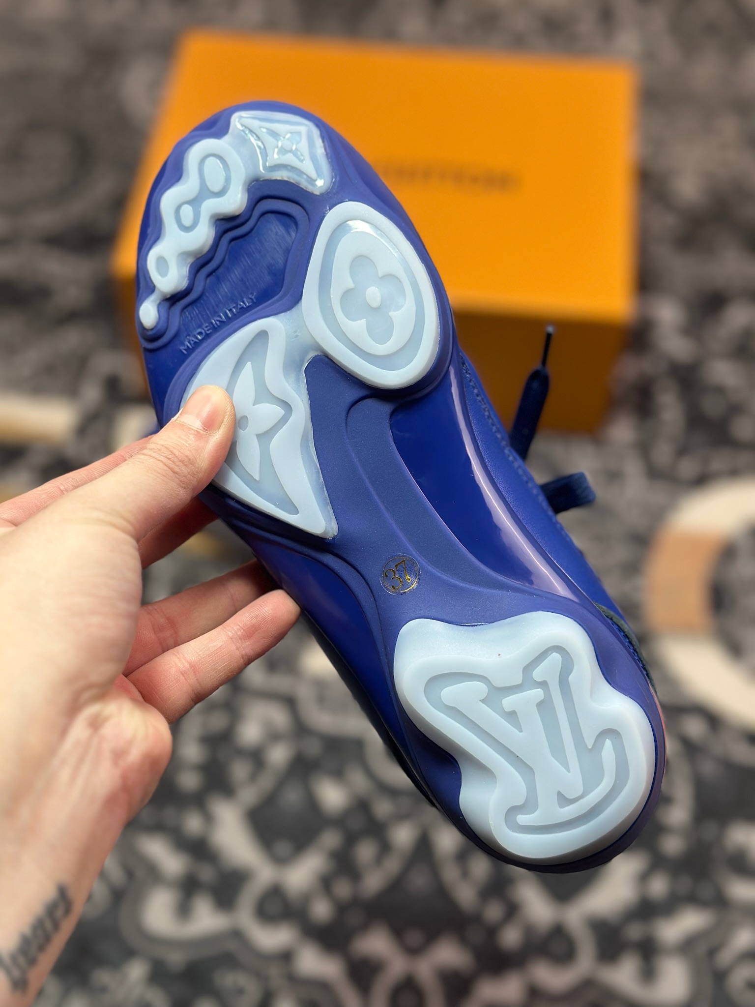 D7550  Louis Vuitton Footprint Soccer Sneaker 足球印记系列低帮复古德训运动鞋“皮革皇家蓝白LV字母” 1AHDPB