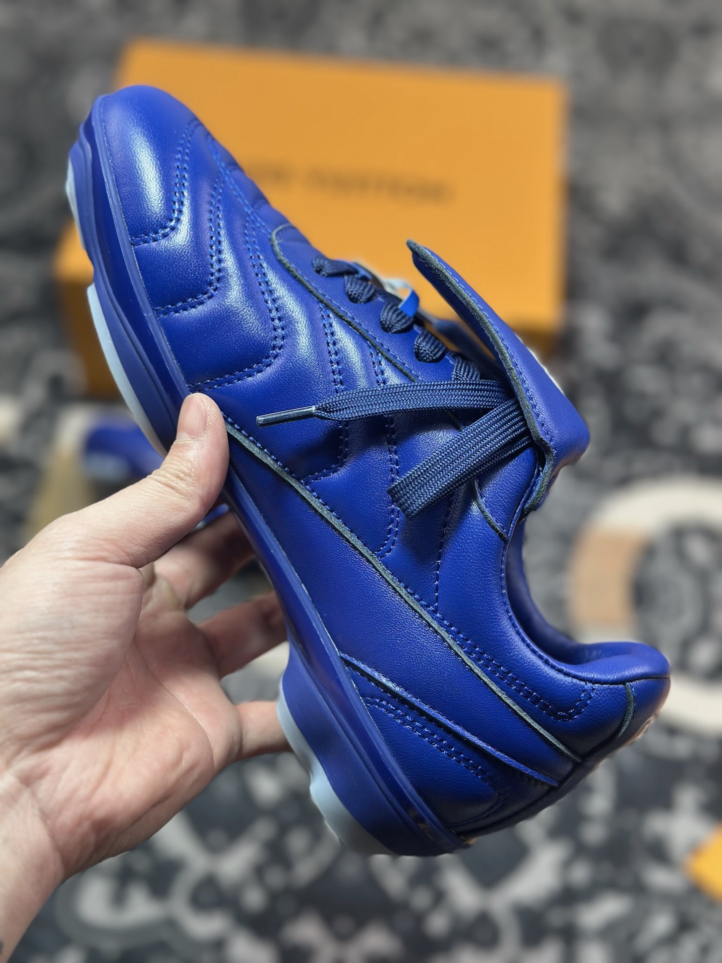 D7550  Louis Vuitton Footprint Soccer Sneaker 足球印记系列低帮复古德训运动鞋“皮革皇家蓝白LV字母” 1AHDPB