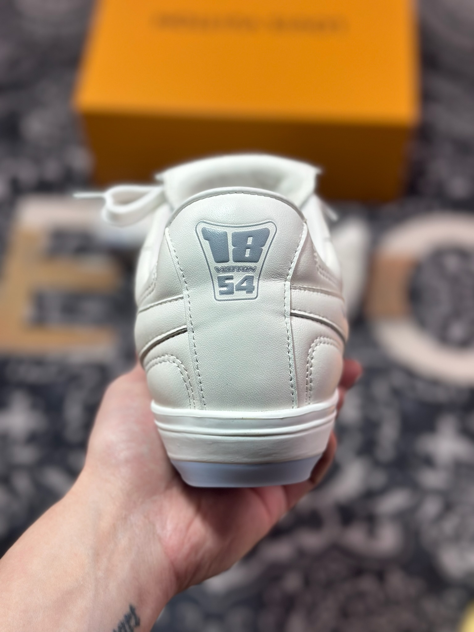 D7550   路易威登Louis Vuitton Footprint Soccer Sneaker 足球印记系列低帮百搭休闲运动鞋“皮革米白LV字母” 1AHDOD