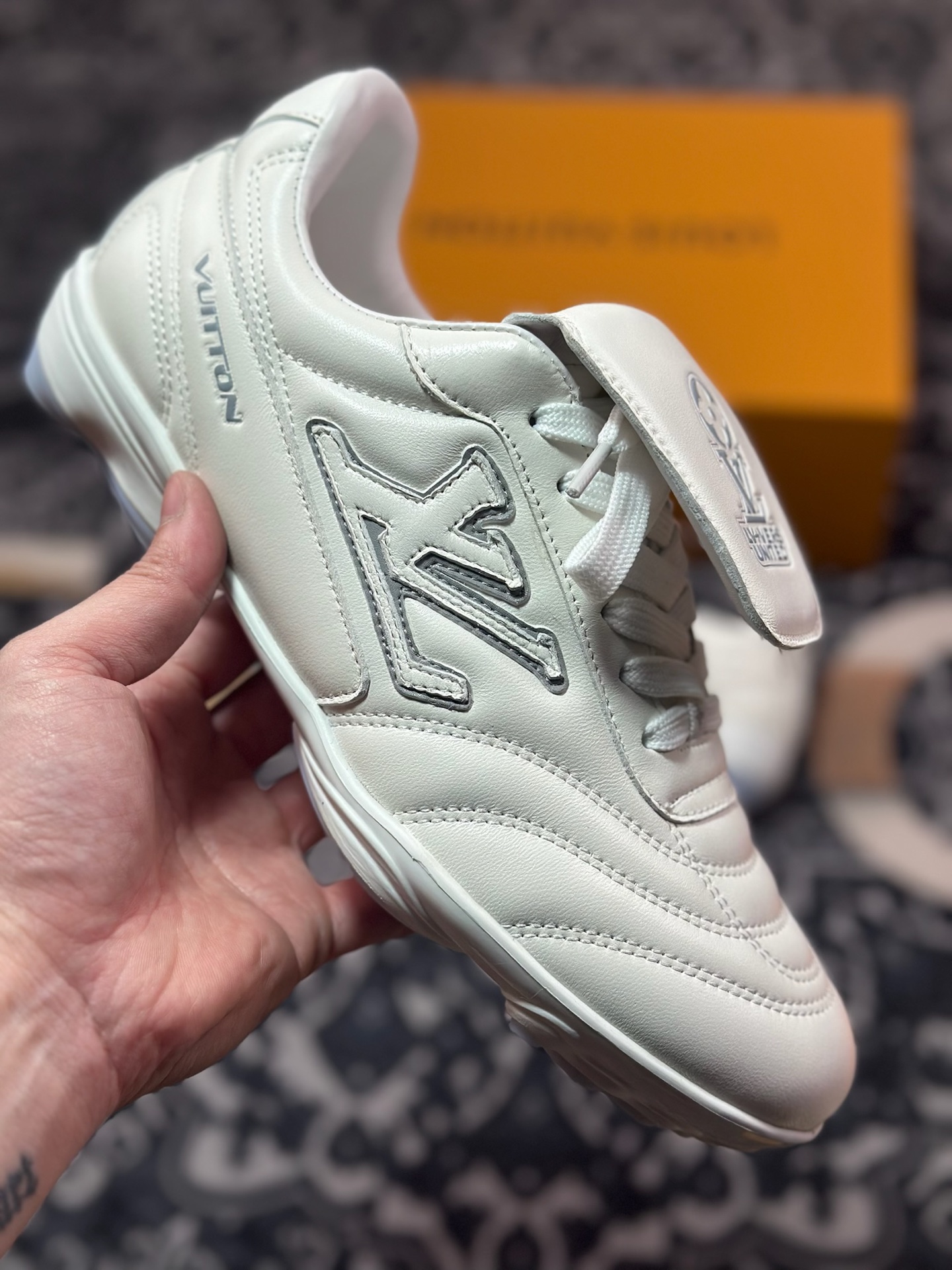 D7550   路易威登Louis Vuitton Footprint Soccer Sneaker 足球印记系列低帮百搭休闲运动鞋“皮革米白LV字母” 1AHDOD