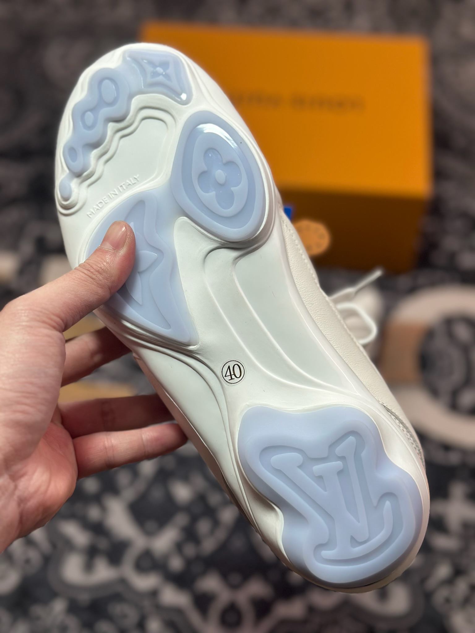 D7550   路易威登Louis Vuitton Footprint Soccer Sneaker 足球印记系列低帮百搭休闲运动鞋“皮革米白LV字母” 1AHDOD