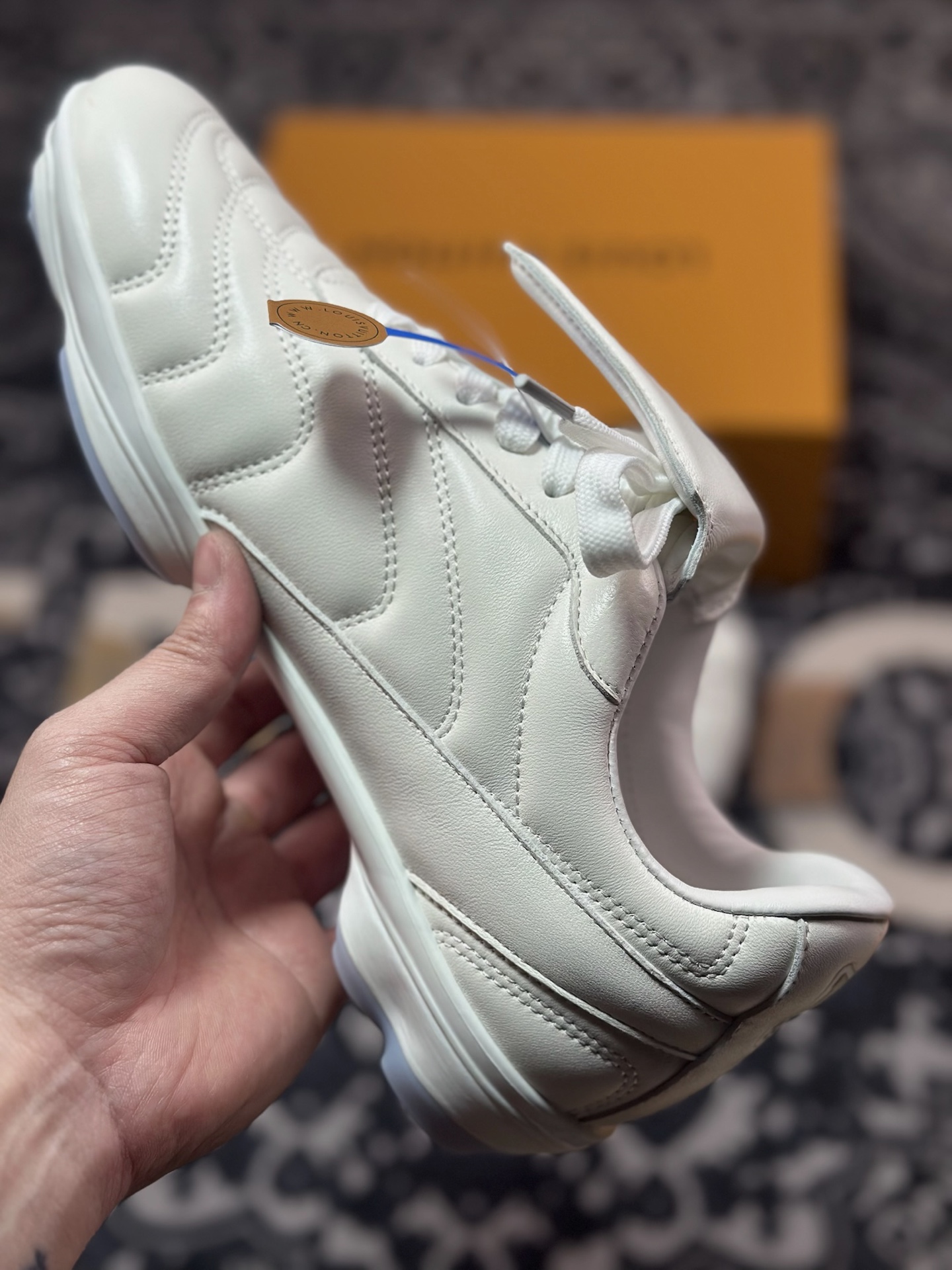 D7550   路易威登Louis Vuitton Footprint Soccer Sneaker 足球印记系列低帮百搭休闲运动鞋“皮革米白LV字母” 1AHDOD