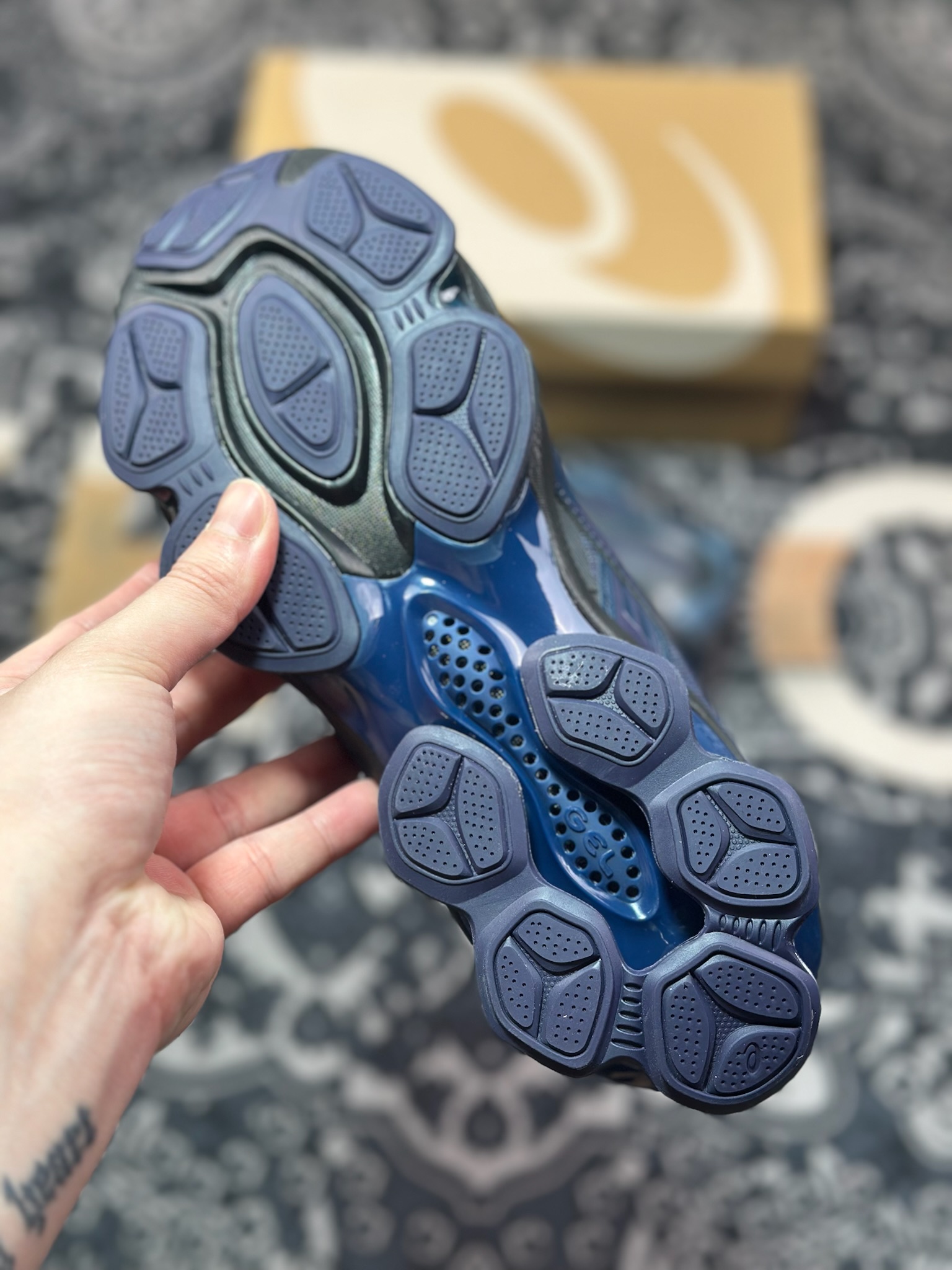 A8200  Asics 亚瑟士 US5-S GEL-Quantum Kinetic 低帮运动休闲跑步鞋 1203A403-400