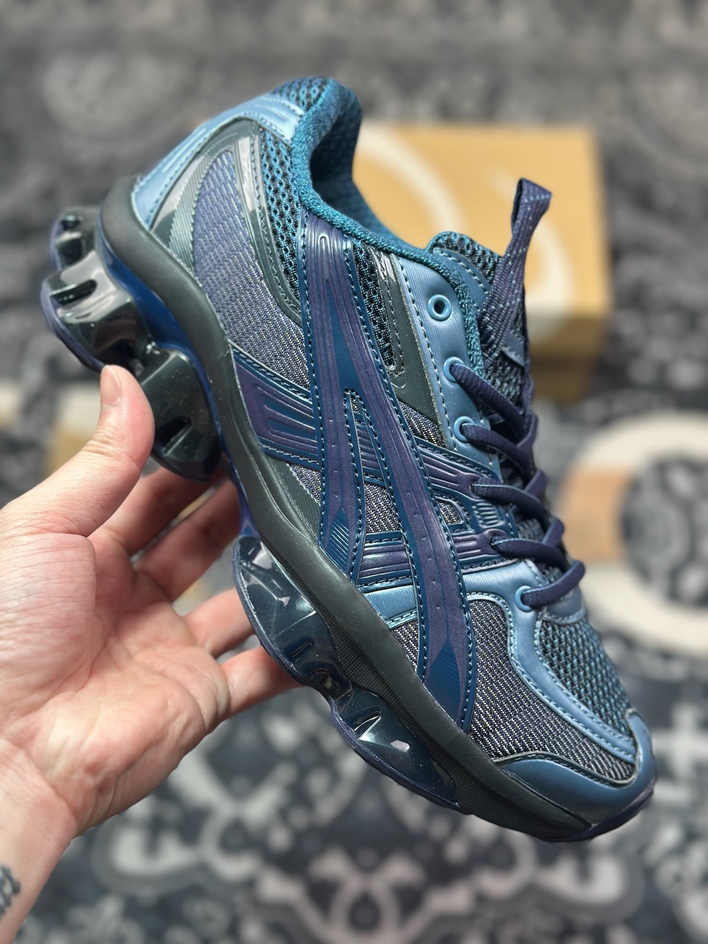 A8200  Asics 亚瑟士 US5-S GEL-Quantum Kinetic 低帮运动休闲跑步鞋 1203A403-400