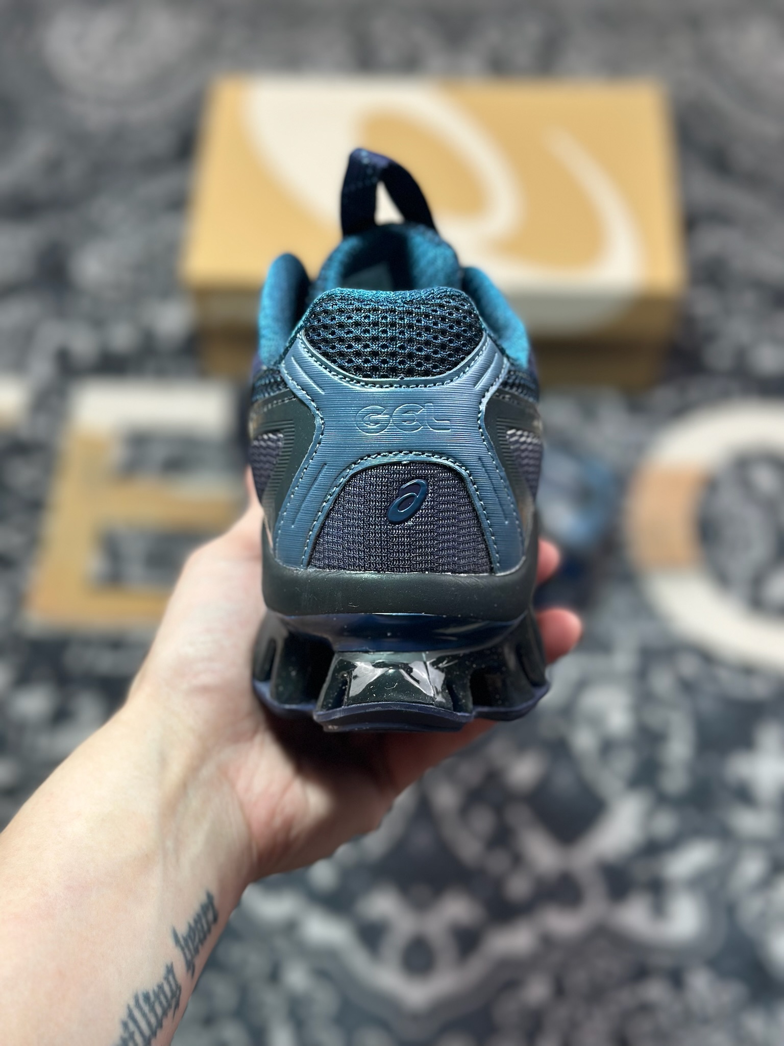 A8200  Asics 亚瑟士 US5-S GEL-Quantum Kinetic 低帮运动休闲跑步鞋 1203A403-400