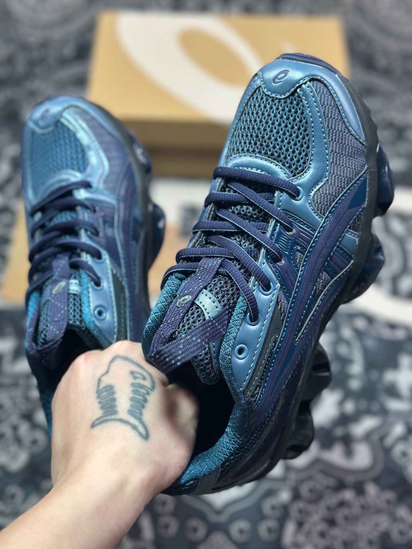 A8200  Asics 亚瑟士 US5-S GEL-Quantum Kinetic 低帮运动休闲跑步鞋 1203A403-400