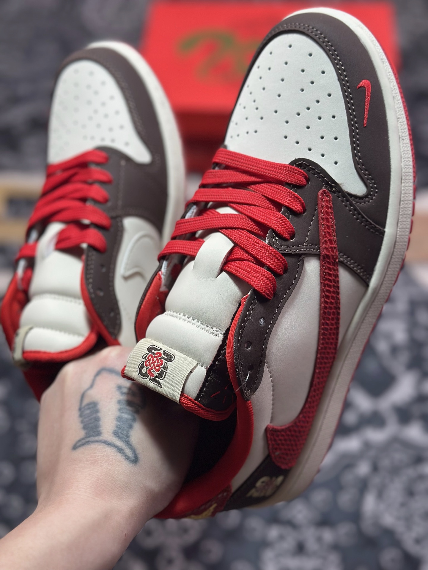 A8220  Travis Scott x Fragment Design x Air Jordan 1 Low OG SP AJ1 乔1 蛇年限定 蛇鳞红勾 低帮文化休闲板鞋  CH6336-020