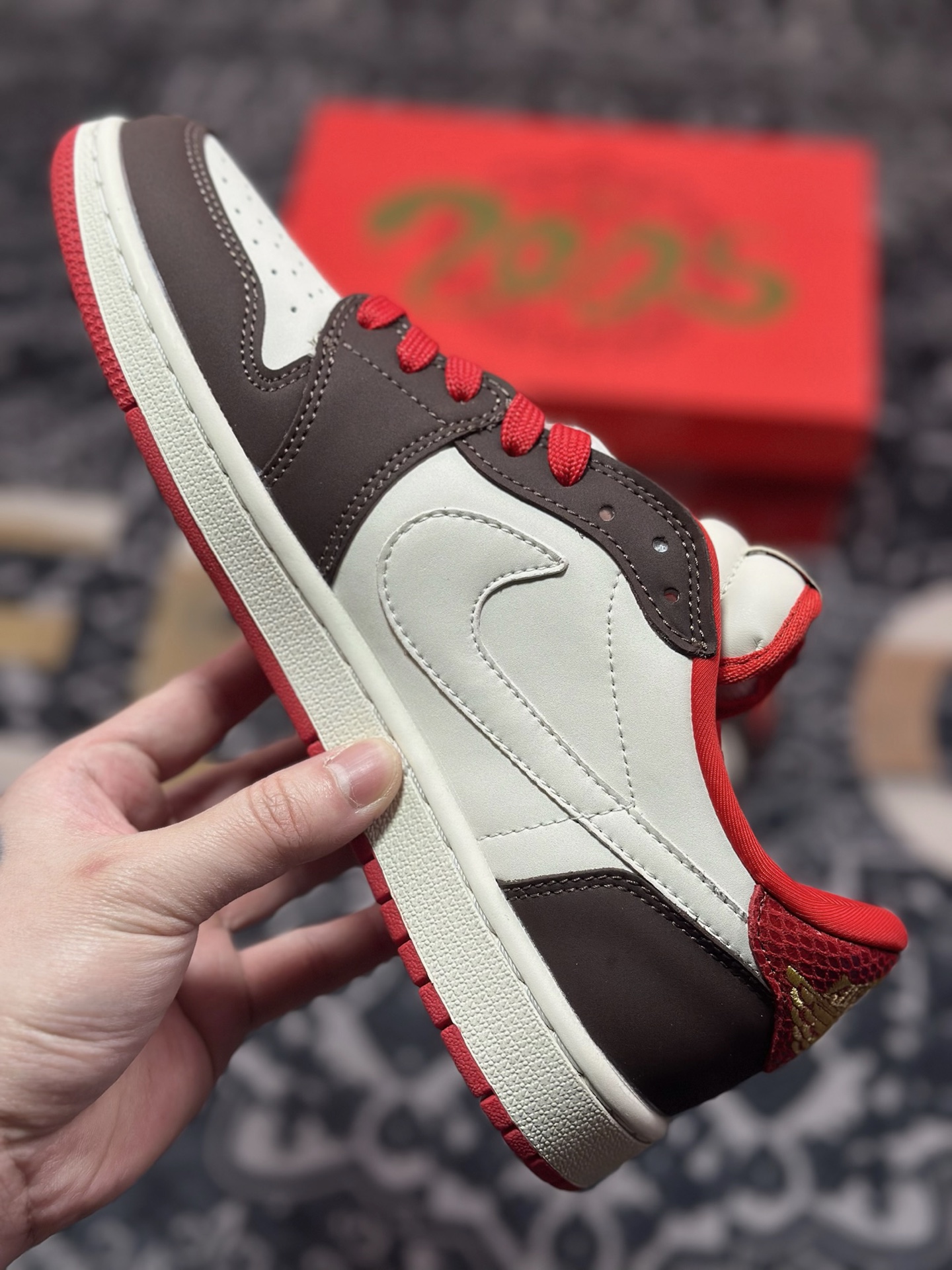 A8220  Travis Scott x Fragment Design x Air Jordan 1 Low OG SP AJ1 乔1 蛇年限定 蛇鳞红勾 低帮文化休闲板鞋  CH6336-020