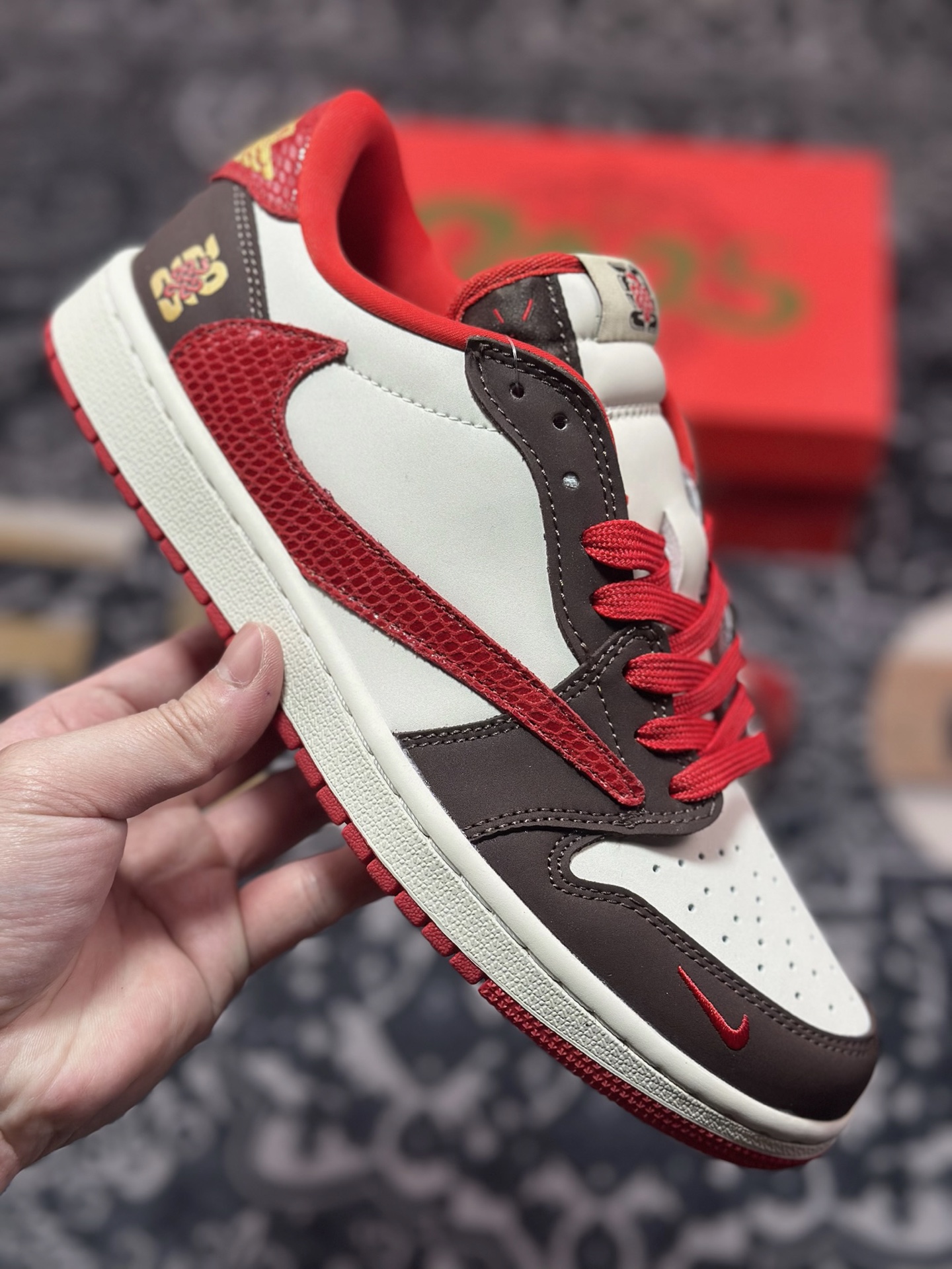 A8220  Travis Scott x Fragment Design x Air Jordan 1 Low OG SP AJ1 乔1 蛇年限定 蛇鳞红勾 低帮文化休闲板鞋  CH6336-020