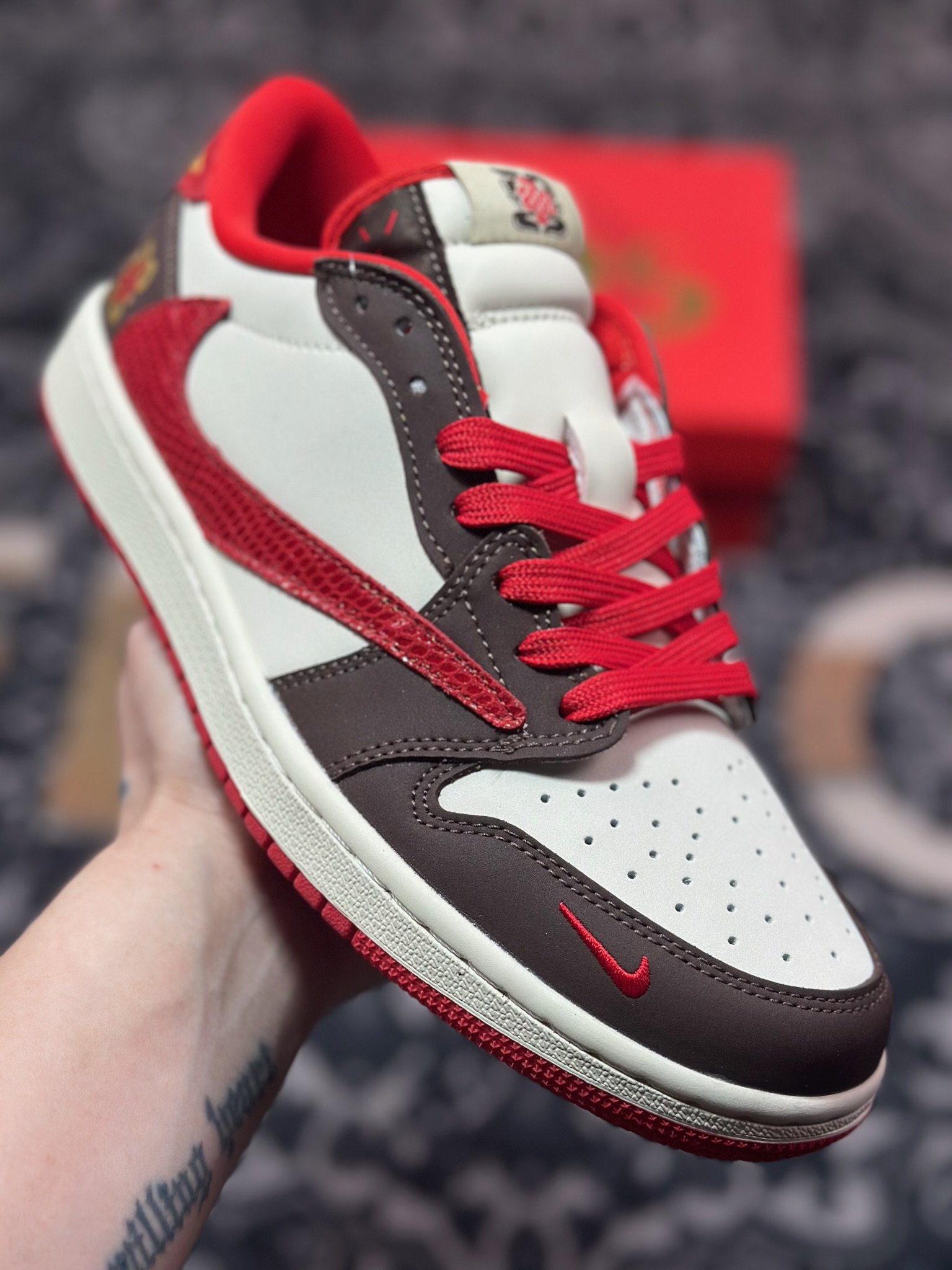 A8220  Travis Scott x Fragment Design x Air Jordan 1 Low OG SP AJ1 乔1 蛇年限定 蛇鳞红勾 低帮文化休闲板鞋  CH6336-020