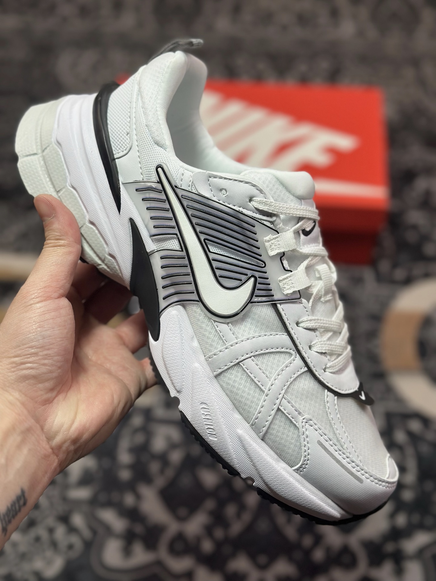 A7200 原装级别 NIKE V2K Runtekk 充正版本减震防滑复古低帮跑步鞋 HF5342-100
