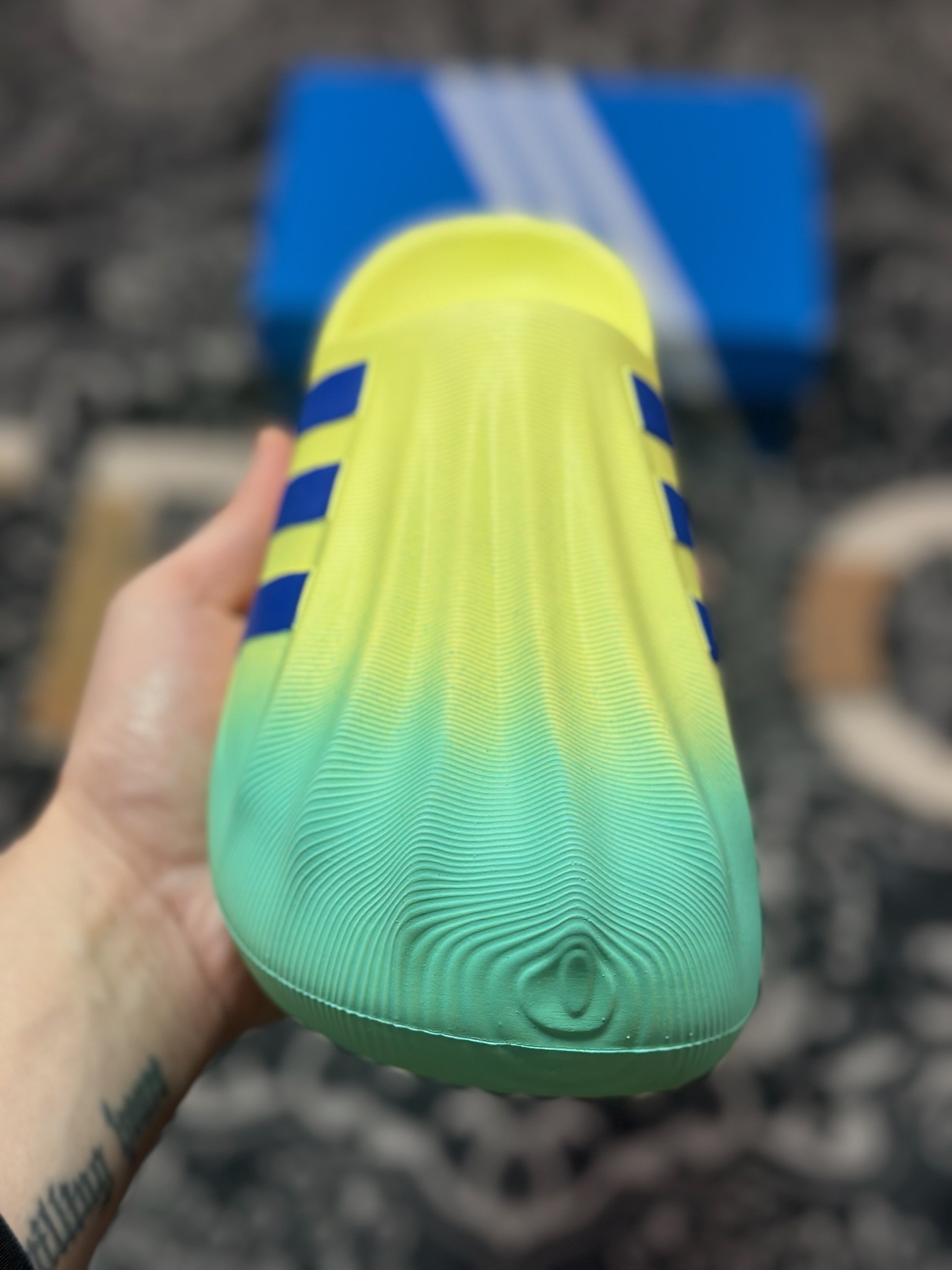 Adidas adiFOM Superstar Mule”Fluorescein/Blue”贝壳头版包头式休闲运动鸭掌凉拖鞋“荧光黄蓝喷色” JP5685