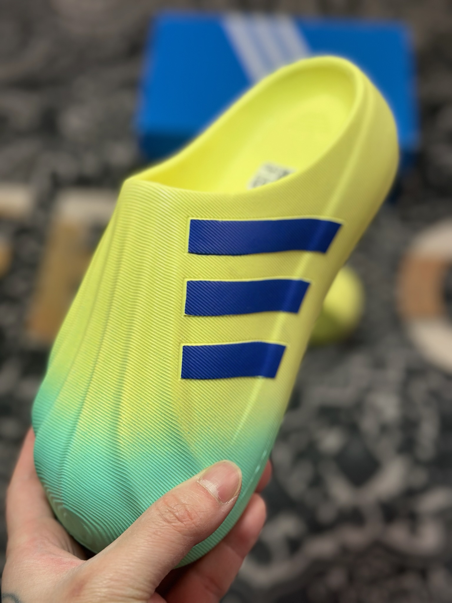 Adidas adiFOM Superstar Mule”Fluorescein/Blue”贝壳头版包头式休闲运动鸭掌凉拖鞋“荧光黄蓝喷色” JP5685