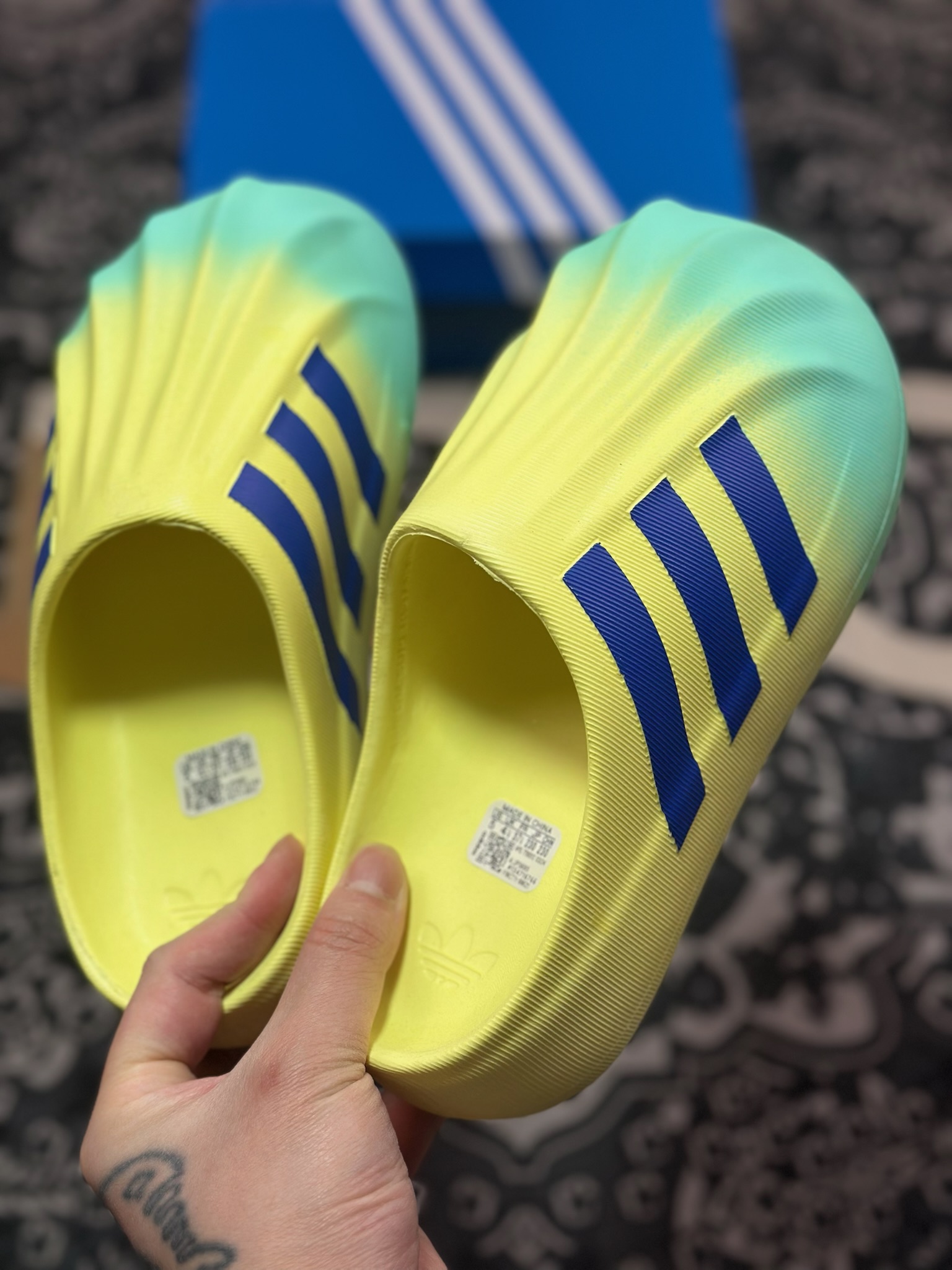 Adidas adiFOM Superstar Mule”Fluorescein/Blue”贝壳头版包头式休闲运动鸭掌凉拖鞋“荧光黄蓝喷色” JP5685
