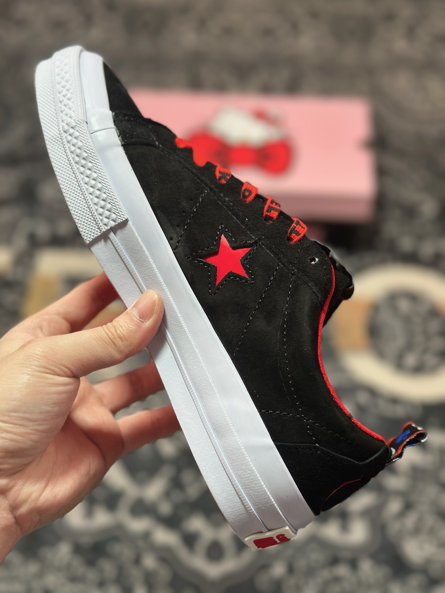 Converse x Hello Kitty 联名 结合经典的One Star鞋款 黑色鞋身搭配侧面红色星星Logo 凯蒂猫提拉 163904C