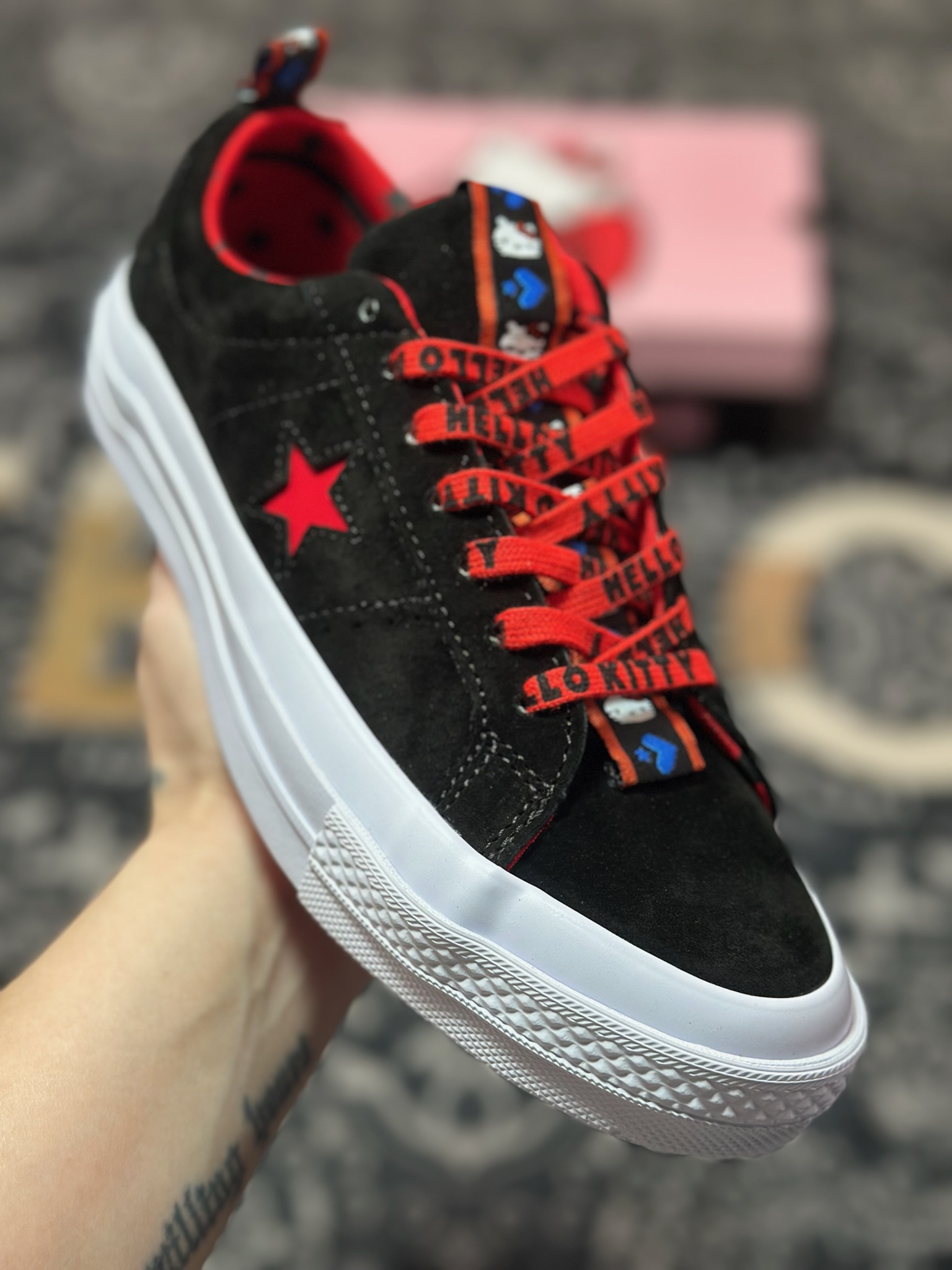 Converse x Hello Kitty 联名 结合经典的One Star鞋款 黑色鞋身搭配侧面红色星星Logo 凯蒂猫提拉 163904C