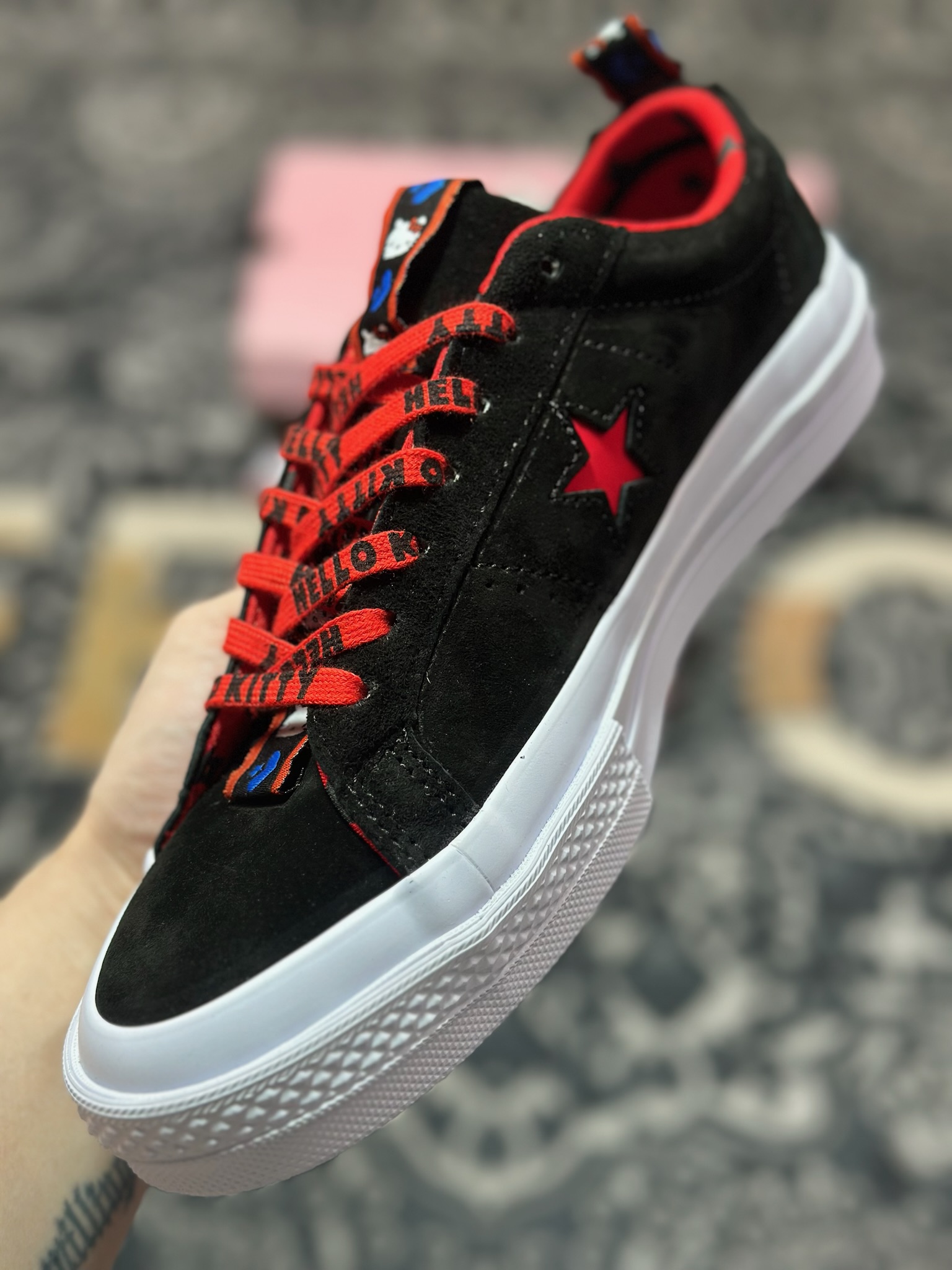 Converse x Hello Kitty 联名 结合经典的One Star鞋款 黑色鞋身搭配侧面红色星星Logo 凯蒂猫提拉 163904C
