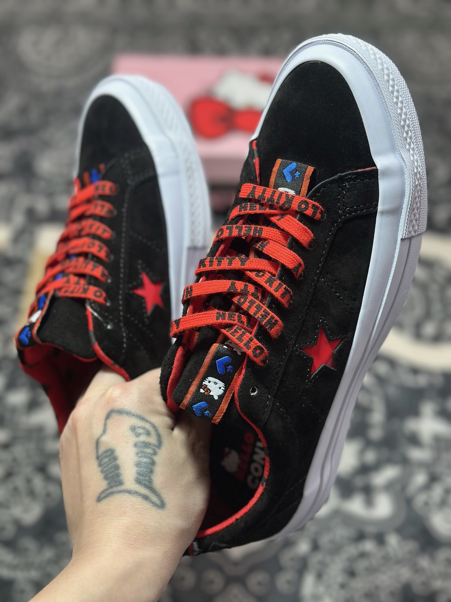 Converse x Hello Kitty 联名 结合经典的One Star鞋款 黑色鞋身搭配侧面红色星星Logo 凯蒂猫提拉 163904C