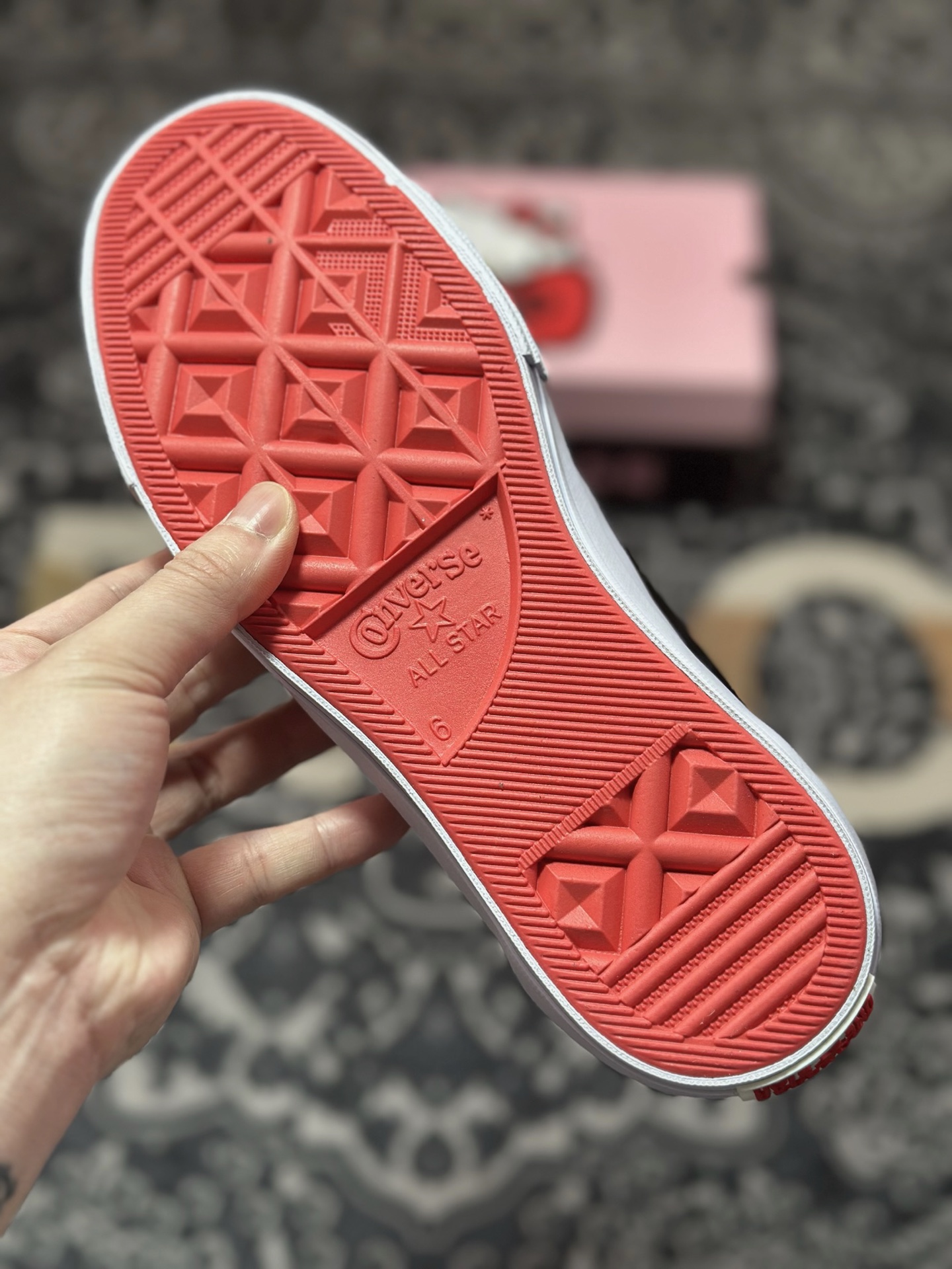 Converse x Hello Kitty 联名 结合经典的One Star鞋款 黑色鞋身搭配侧面红色星星Logo 凯蒂猫提拉 163904C