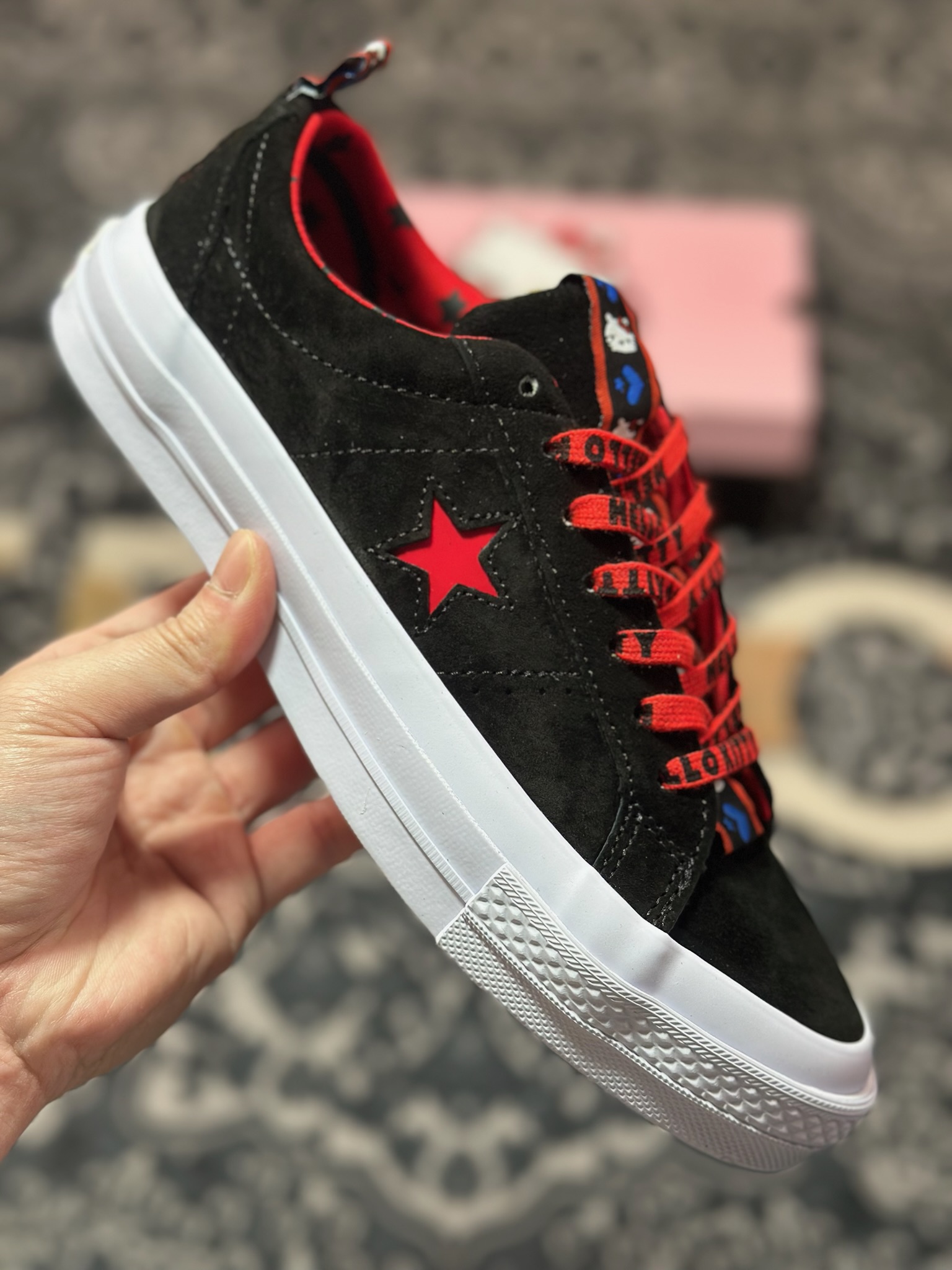 Converse x Hello Kitty 联名 结合经典的One Star鞋款 黑色鞋身搭配侧面红色星星Logo 凯蒂猫提拉 163904C