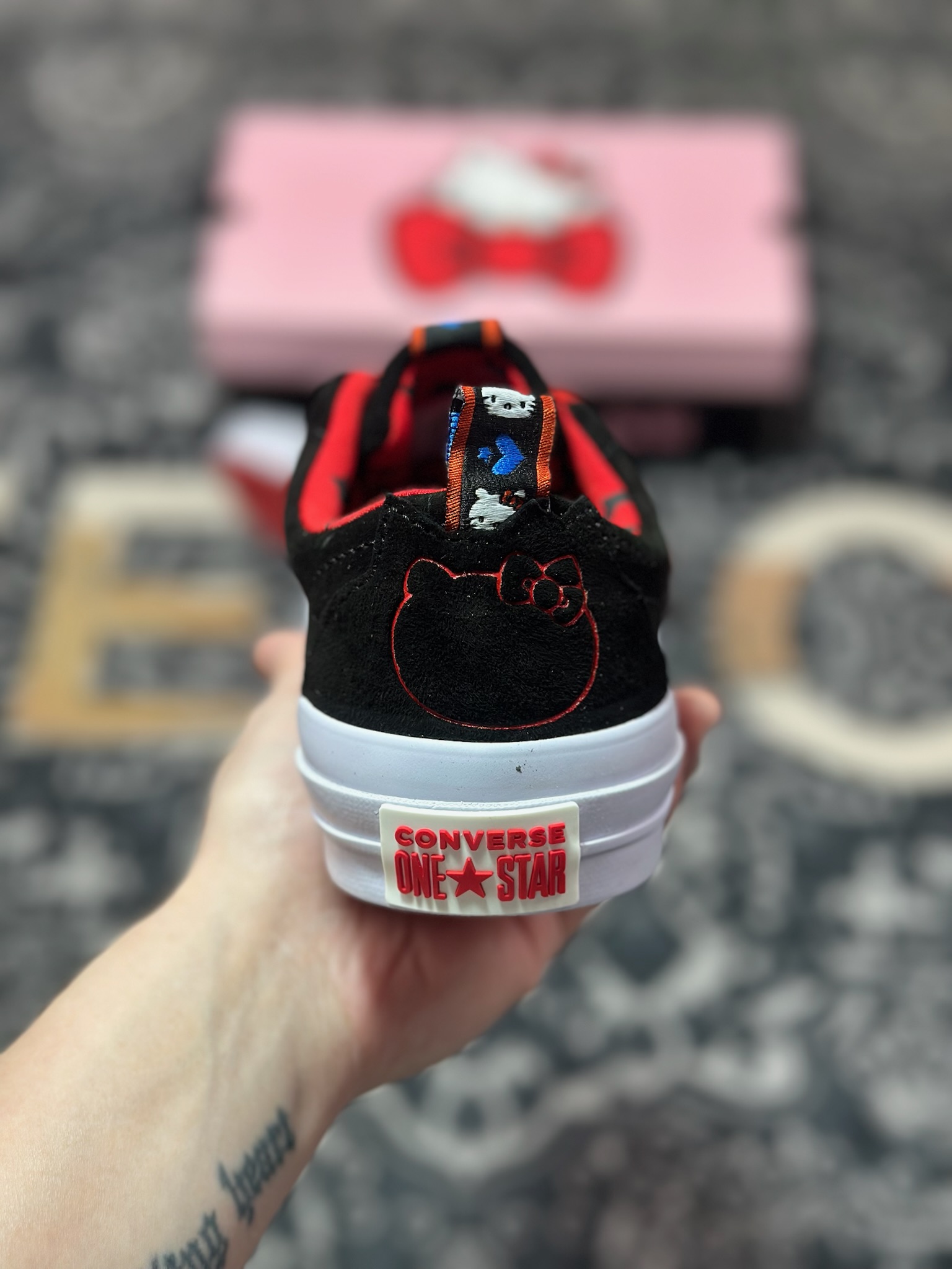 Converse x Hello Kitty 联名 结合经典的One Star鞋款 黑色鞋身搭配侧面红色星星Logo 凯蒂猫提拉 163904C