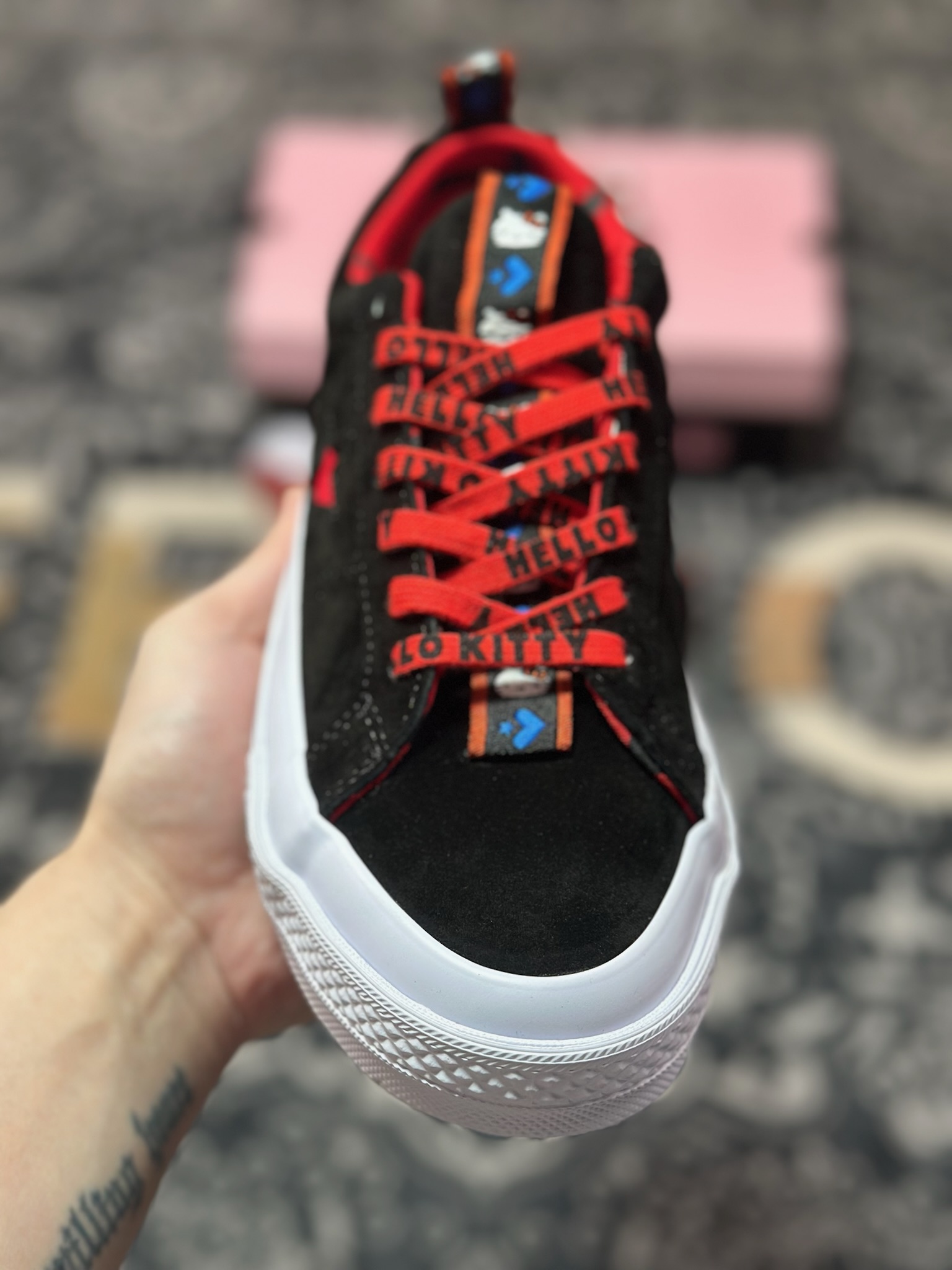 Converse x Hello Kitty 联名 结合经典的One Star鞋款 黑色鞋身搭配侧面红色星星Logo 凯蒂猫提拉 163904C