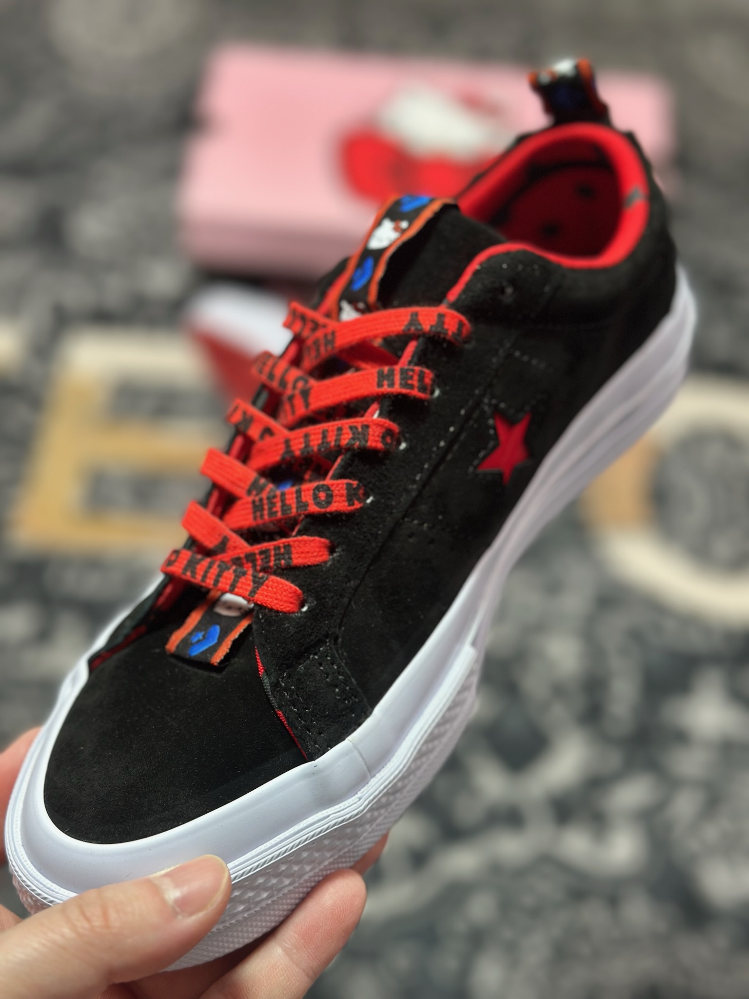 Converse x Hello Kitty 联名 结合经典的One Star鞋款 黑色鞋身搭配侧面红色星星Logo 凯蒂猫提拉 163904C