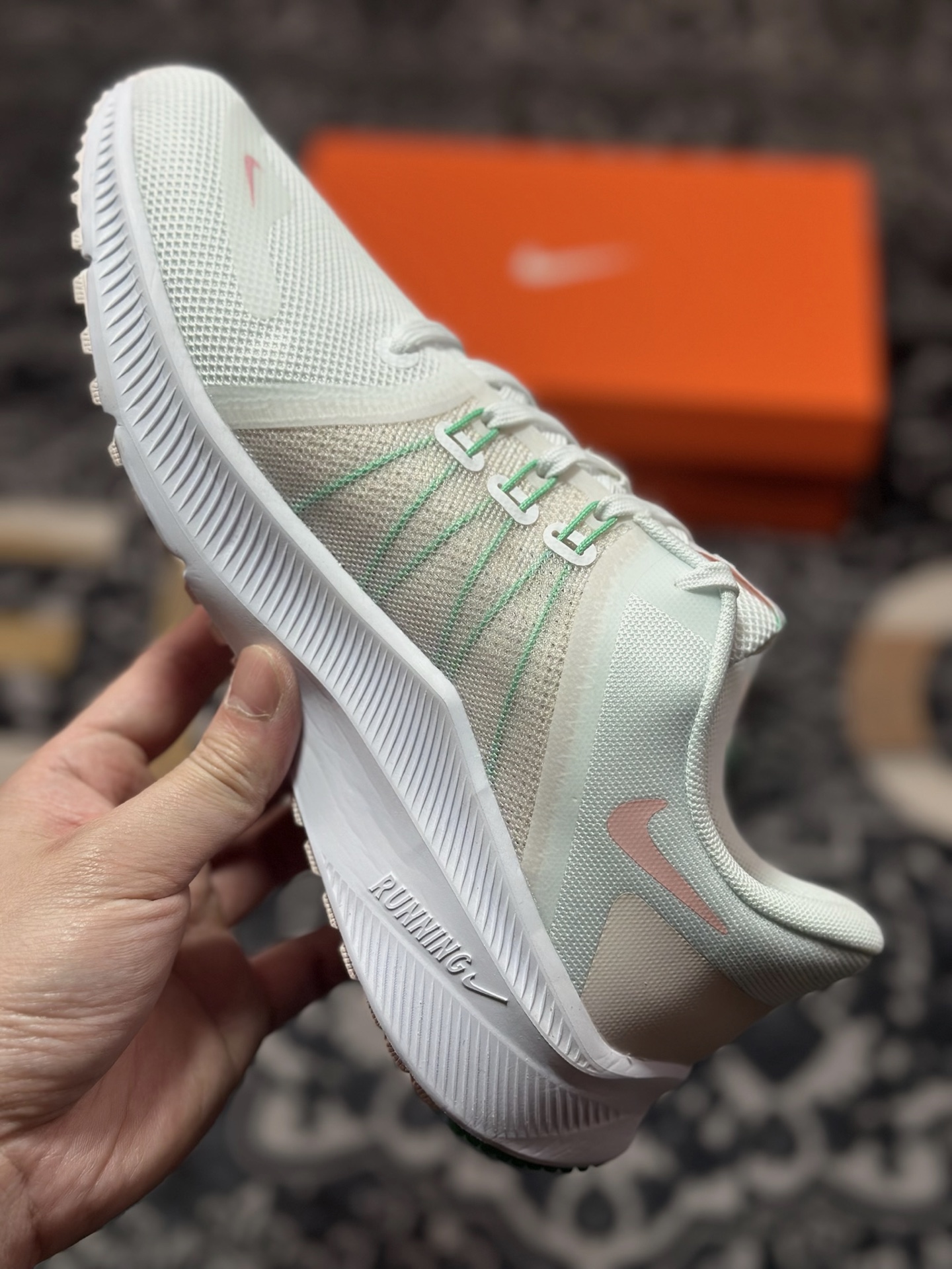原装级别 Nike Quest 4 舒适缓冲 低帮 休闲跑步鞋 女款 白绿粉 DA1106-105