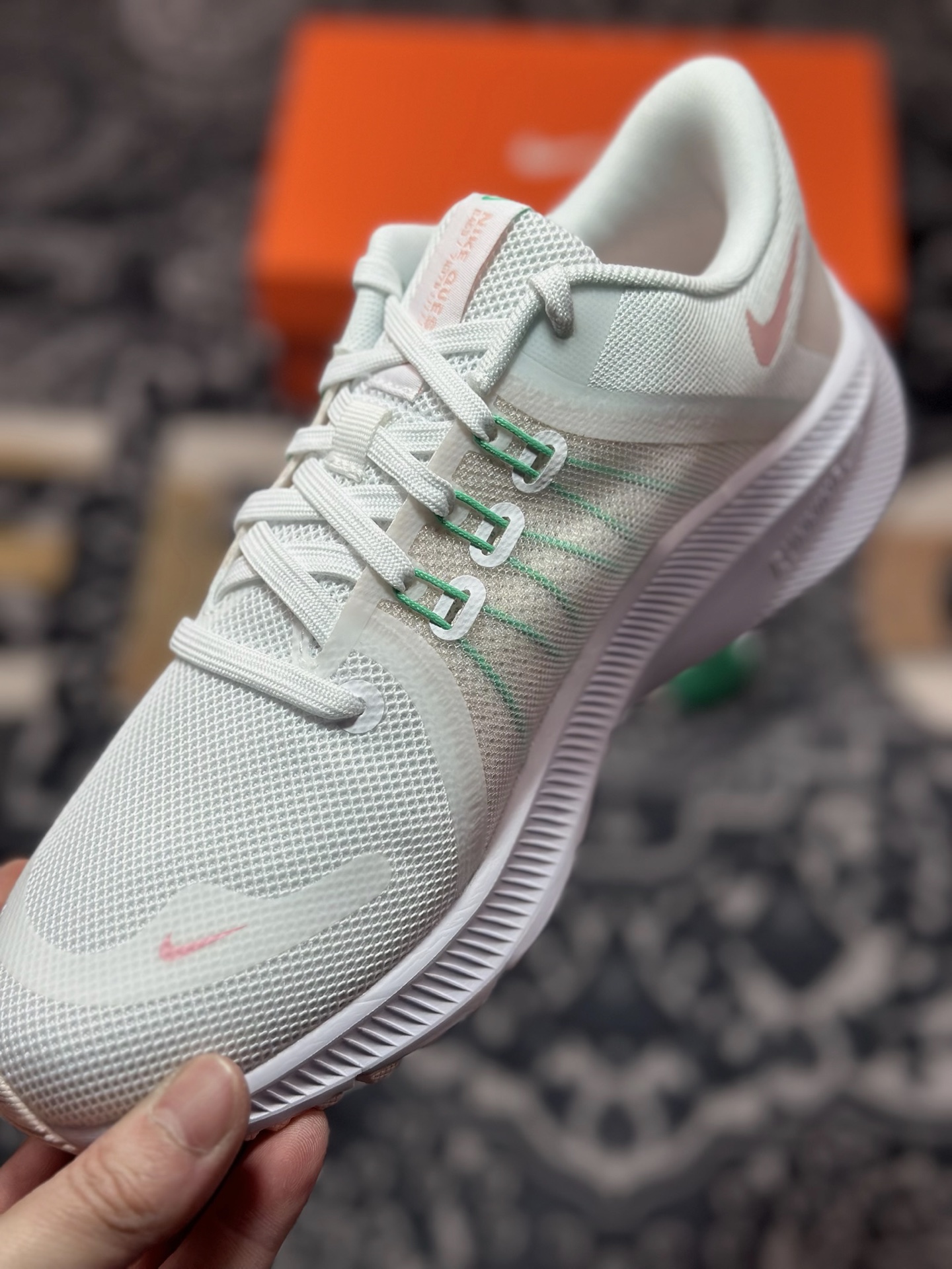原装级别 Nike Quest 4 舒适缓冲 低帮 休闲跑步鞋 女款 白绿粉 DA1106-105