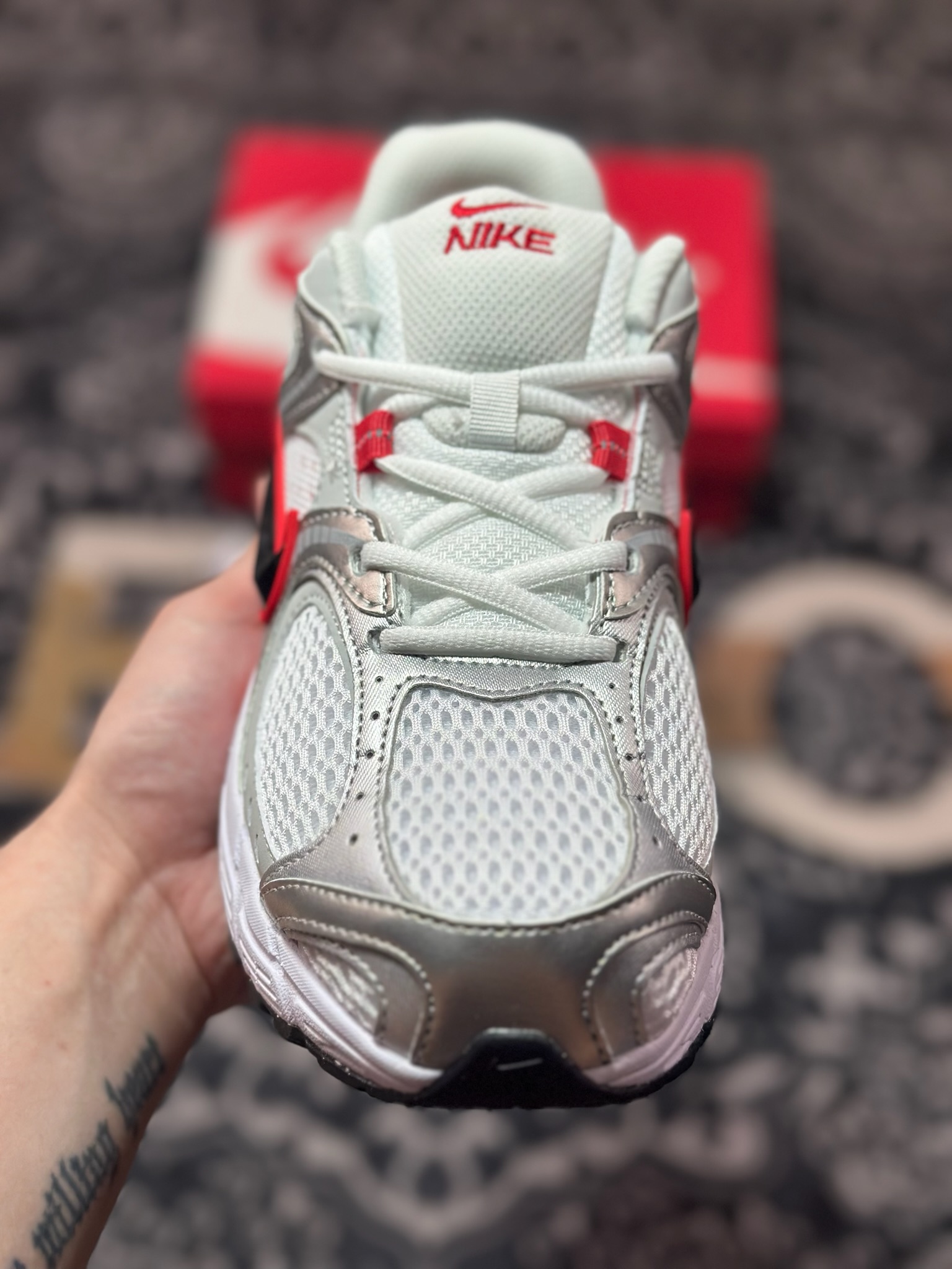 A680 NK V5 RNR系列 白银红 复古Y3K风格舒适百搭跑步鞋 HQ7901-100