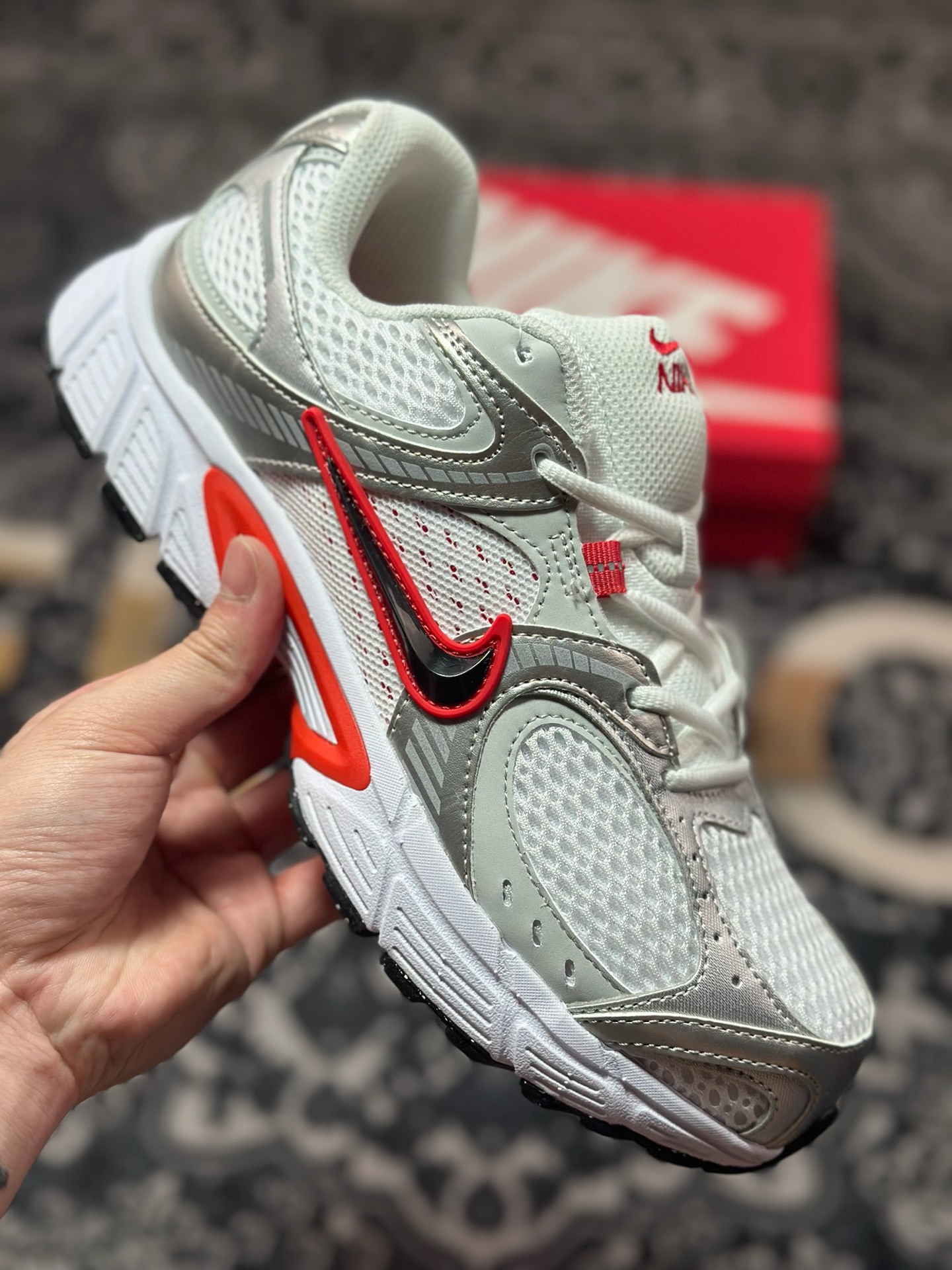 A680 NK V5 RNR系列 白银红 复古Y3K风格舒适百搭跑步鞋 HQ7901-100