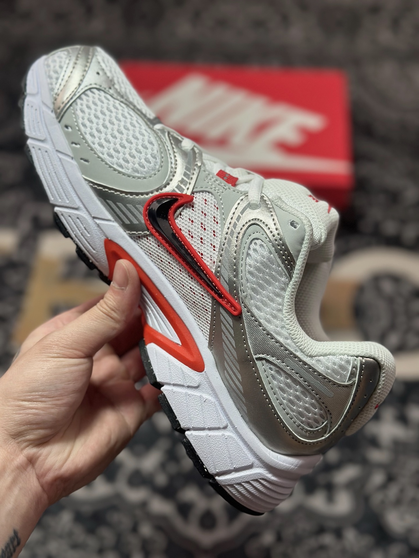 A680 NK V5 RNR系列 白银红 复古Y3K风格舒适百搭跑步鞋 HQ7901-100