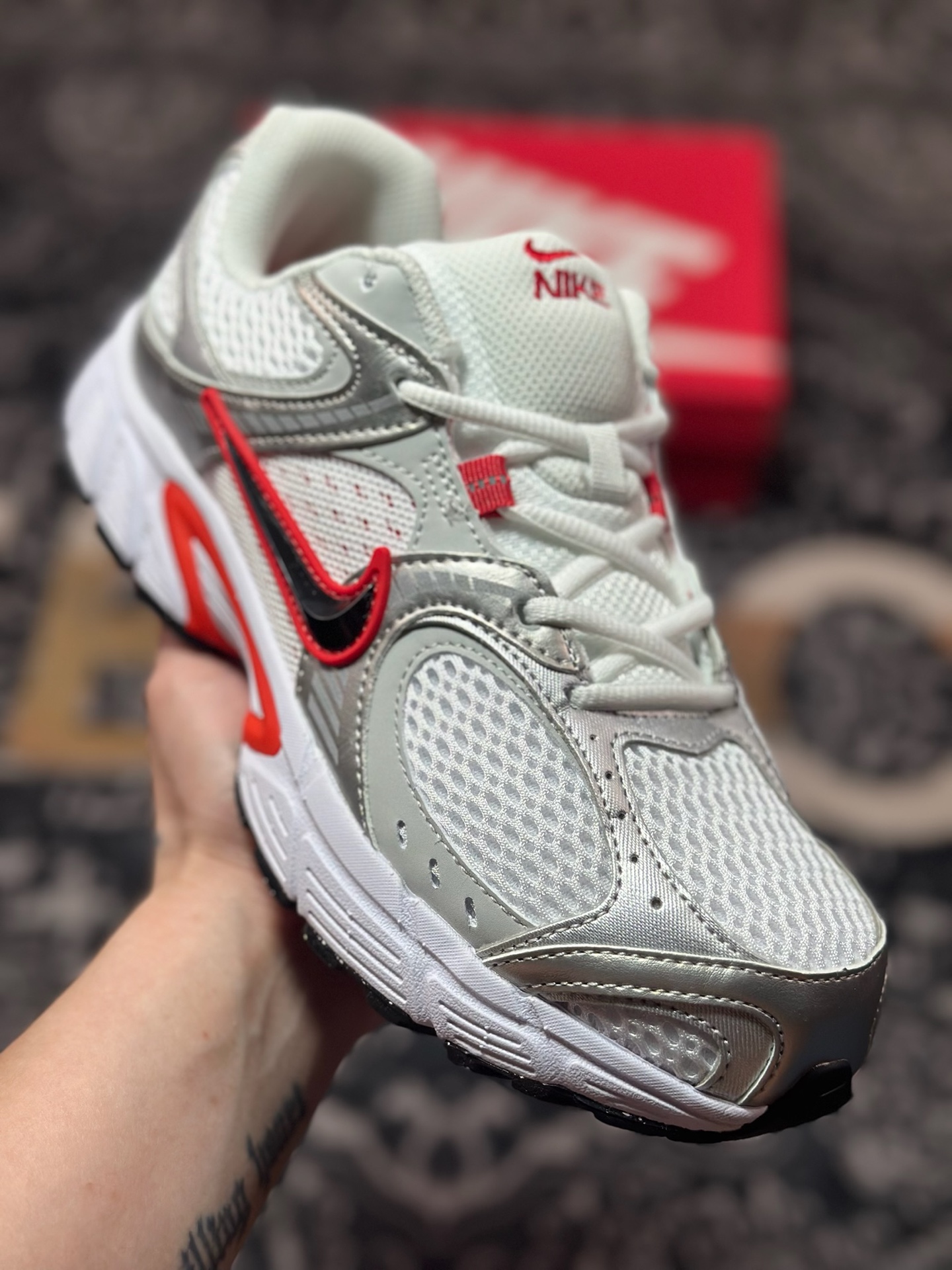 A680 NK V5 RNR系列 白银红 复古Y3K风格舒适百搭跑步鞋 HQ7901-100