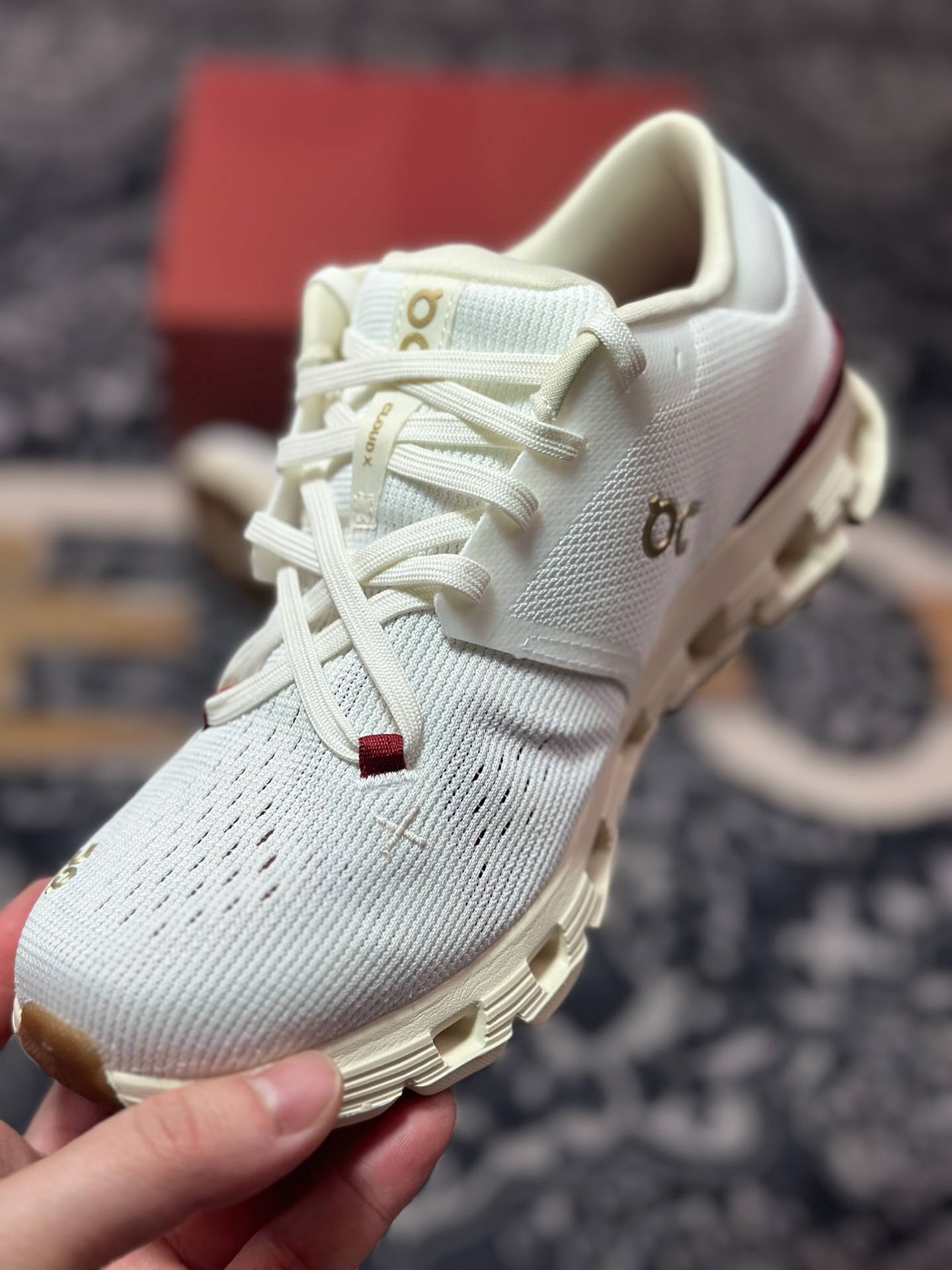 On昂跑 Cloudtilt Loewe 4 户外街头机能风跑步鞋