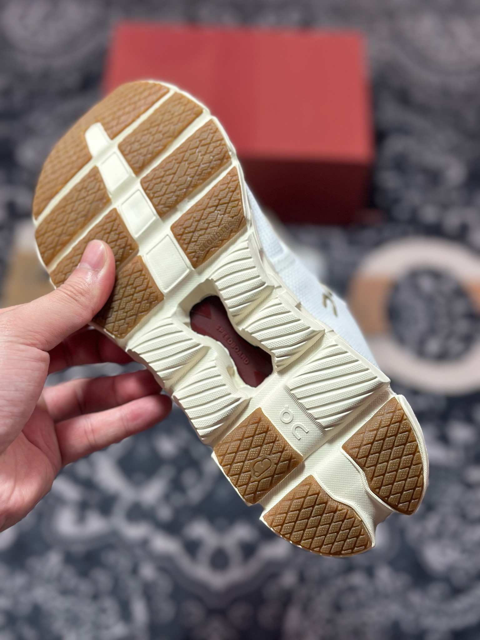 On昂跑 Cloudtilt Loewe 4 户外街头机能风跑步鞋