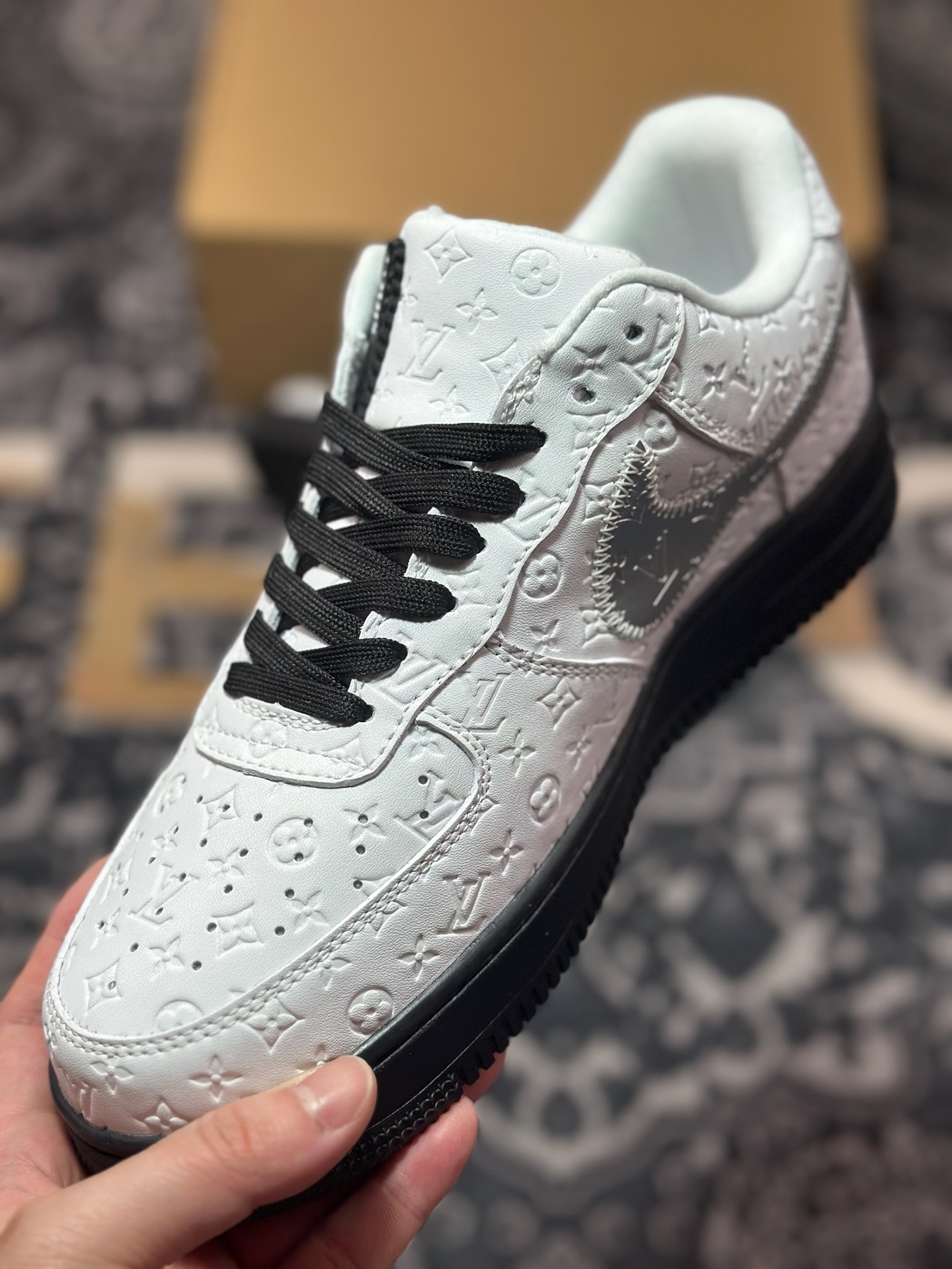 路易威登Louis Vuitton x Nike Air Force 1'07 LV8 Low” Black/White/LV Monogram”空军一号板鞋“皮革黑白银LV压纹老花”