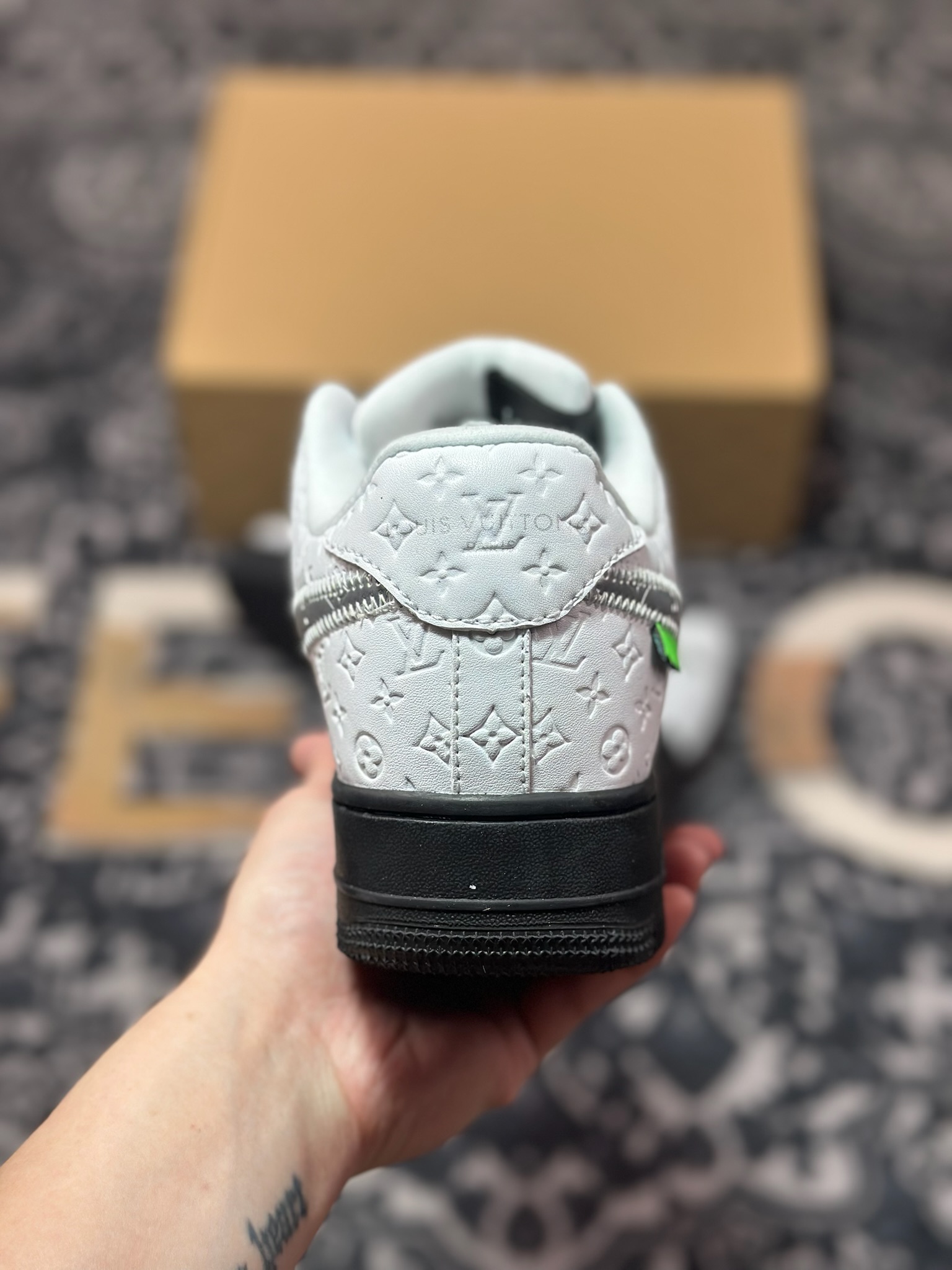 路易威登Louis Vuitton x Nike Air Force 1'07 LV8 Low” Black/White/LV Monogram”空军一号板鞋“皮革黑白银LV压纹老花”