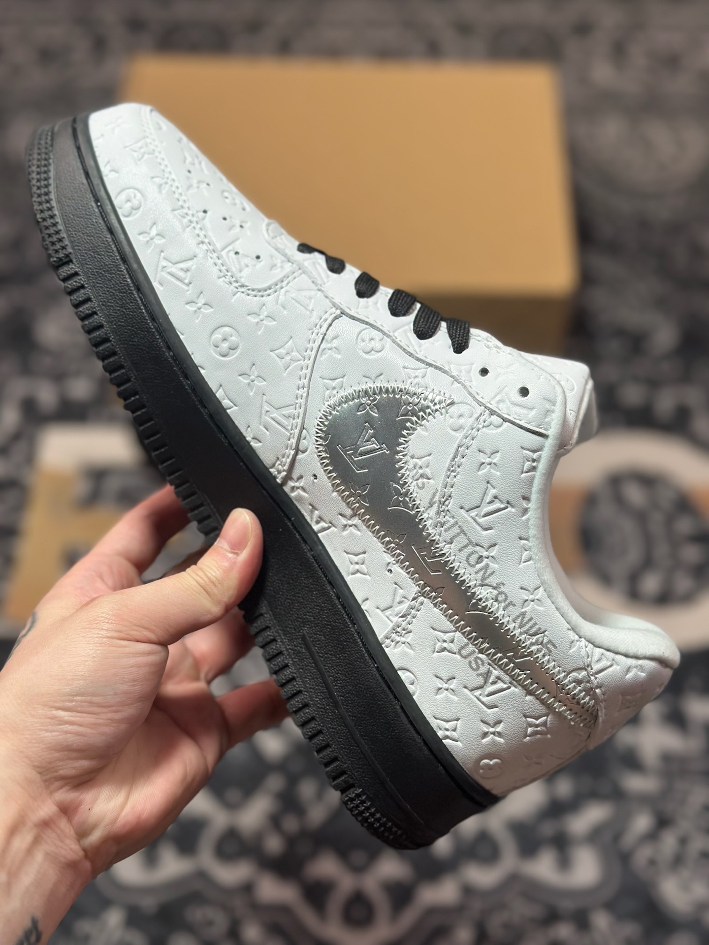 路易威登Louis Vuitton x Nike Air Force 1'07 LV8 Low” Black/White/LV Monogram”空军一号板鞋“皮革黑白银LV压纹老花”