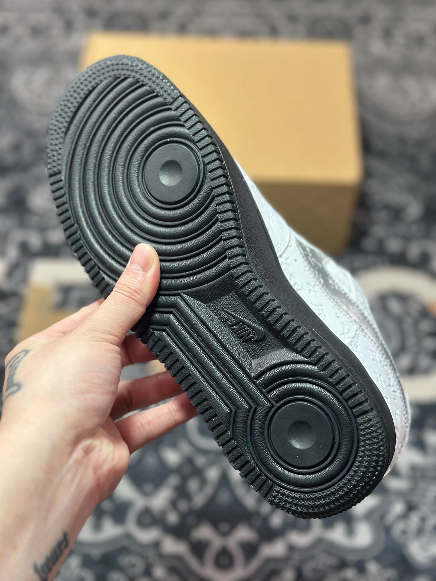 路易威登Louis Vuitton x Nike Air Force 1'07 LV8 Low” Black/White/LV Monogram”空军一号板鞋“皮革黑白银LV压纹老花”