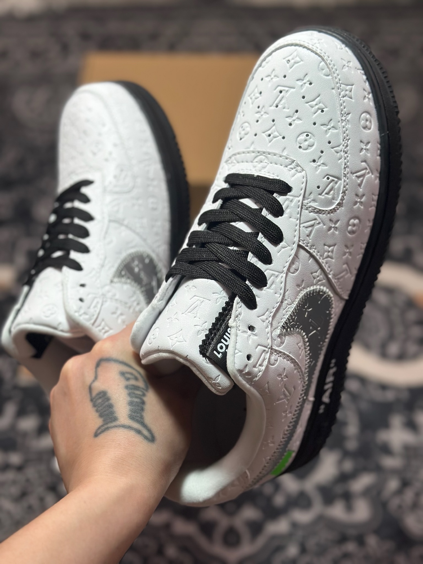 路易威登Louis Vuitton x Nike Air Force 1'07 LV8 Low” Black/White/LV Monogram”空军一号板鞋“皮革黑白银LV压纹老花”