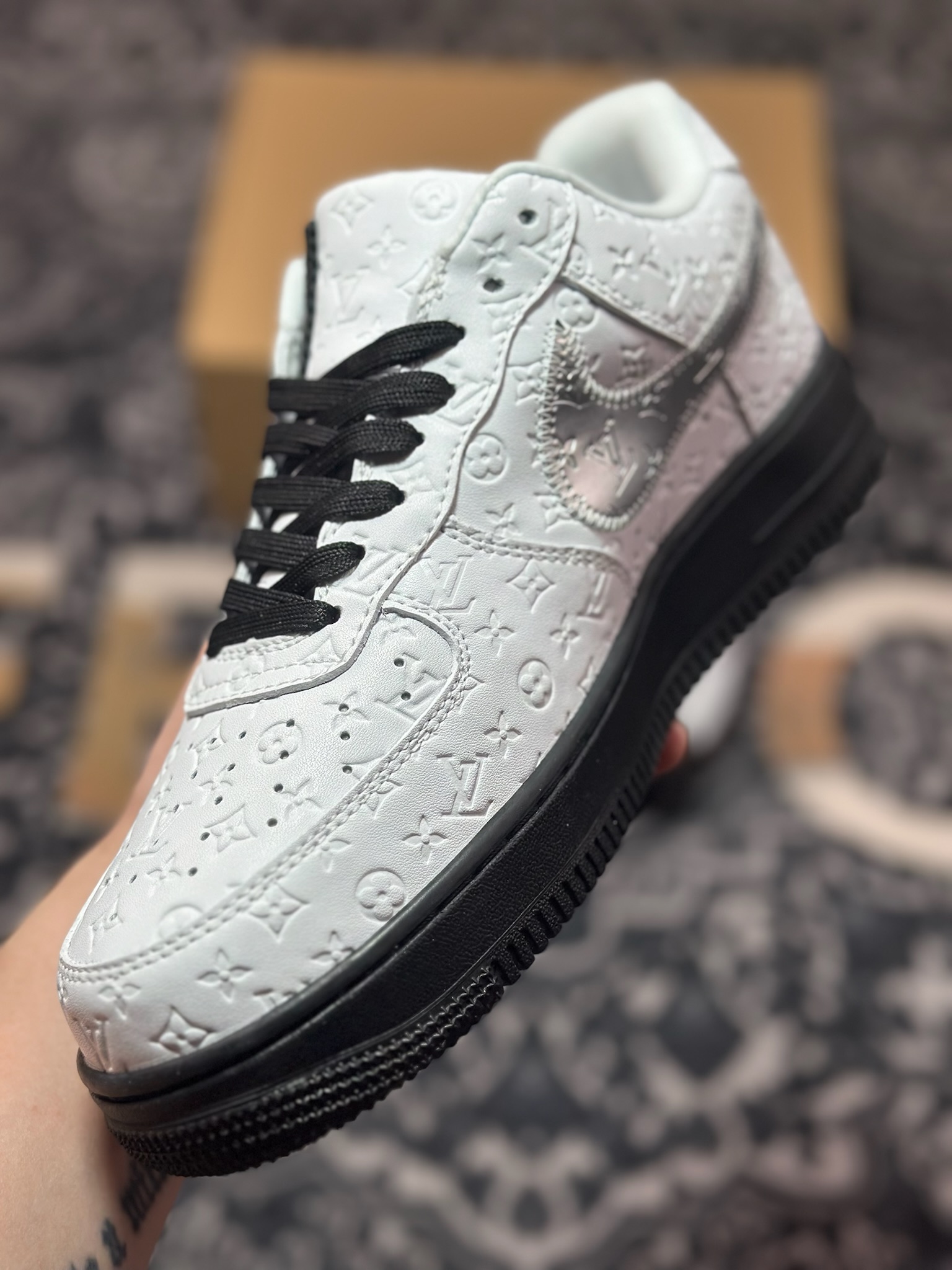 路易威登Louis Vuitton x Nike Air Force 1'07 LV8 Low” Black/White/LV Monogram”空军一号板鞋“皮革黑白银LV压纹老花”