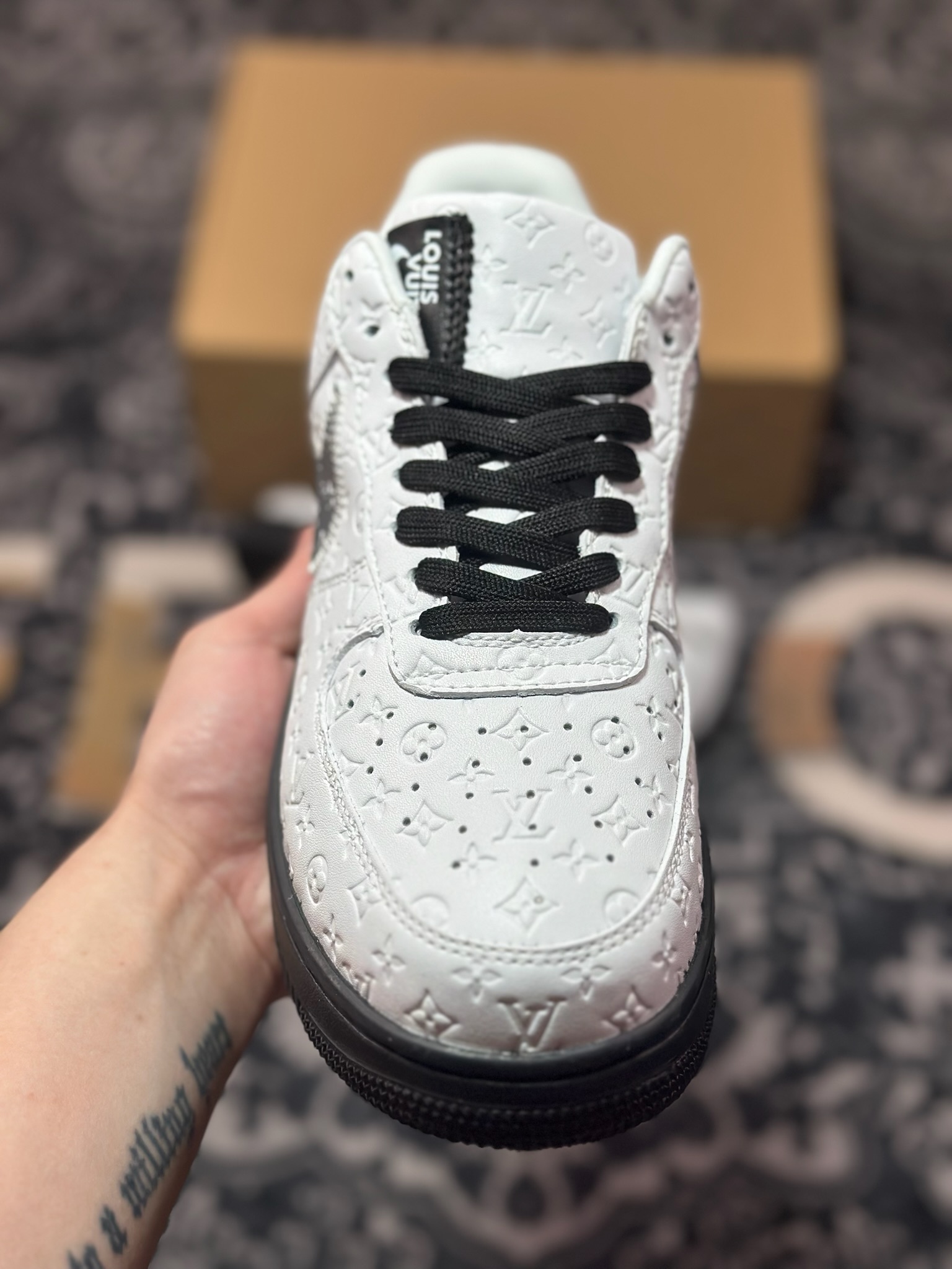 路易威登Louis Vuitton x Nike Air Force 1'07 LV8 Low” Black/White/LV Monogram”空军一号板鞋“皮革黑白银LV压纹老花”