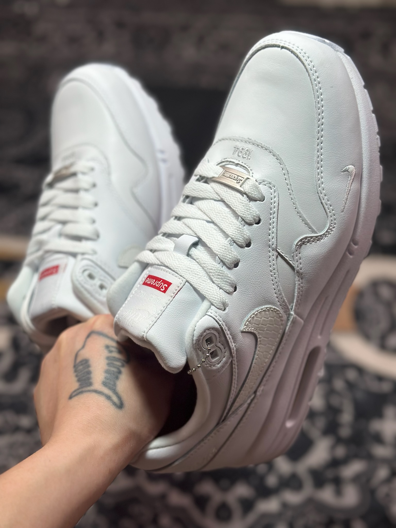 NK Air Max 1 初代复古气垫慢跑鞋 由Tinker Hatfeld和Mark Parker在1987年设计 灵感来自于巴黎蓬皮杜中心 在参观了蓬皮杜中心之后提出了Air Max的标志性开窗可视气垫的理念 并将其实际开发成功 是NK史上第一双可视气垫跑鞋 凭借着Air Max气垫带来的舒适脚感和鞋面面料上的不断精进才使得Air Max 1在现如今都是复古慢跑鞋的首选 深厚的历史渊源 独特的流线形设计 极为复古的外观使得它深受鞋迷的喜爱 HF8813-100 SIZE：36 36.5 37.5 38 38.5 39 40 40.5 41 42 42.5 43 44 44.5 45 46 47.5&04