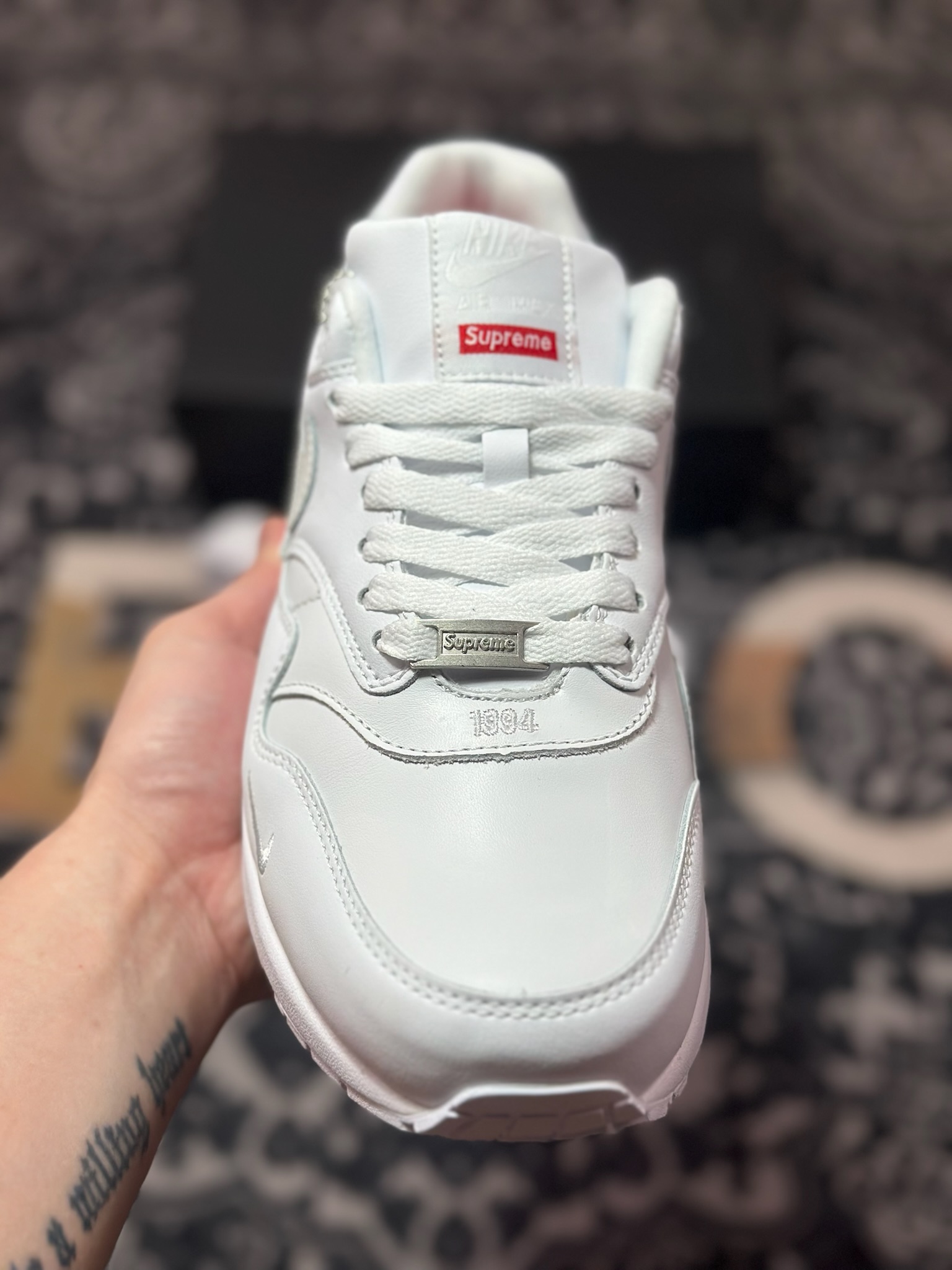 NK Air Max 1 初代复古气垫慢跑鞋 由Tinker Hatfeld和Mark Parker在1987年设计 灵感来自于巴黎蓬皮杜中心 在参观了蓬皮杜中心之后提出了Air Max的标志性开窗可视气垫的理念 并将其实际开发成功 是NK史上第一双可视气垫跑鞋 凭借着Air Max气垫带来的舒适脚感和鞋面面料上的不断精进才使得Air Max 1在现如今都是复古慢跑鞋的首选 深厚的历史渊源 独特的流线形设计 极为复古的外观使得它深受鞋迷的喜爱 HF8813-100 SIZE：36 36.5 37.5 38 38.5 39 40 40.5 41 42 42.5 43 44 44.5 45 46 47.5&04
