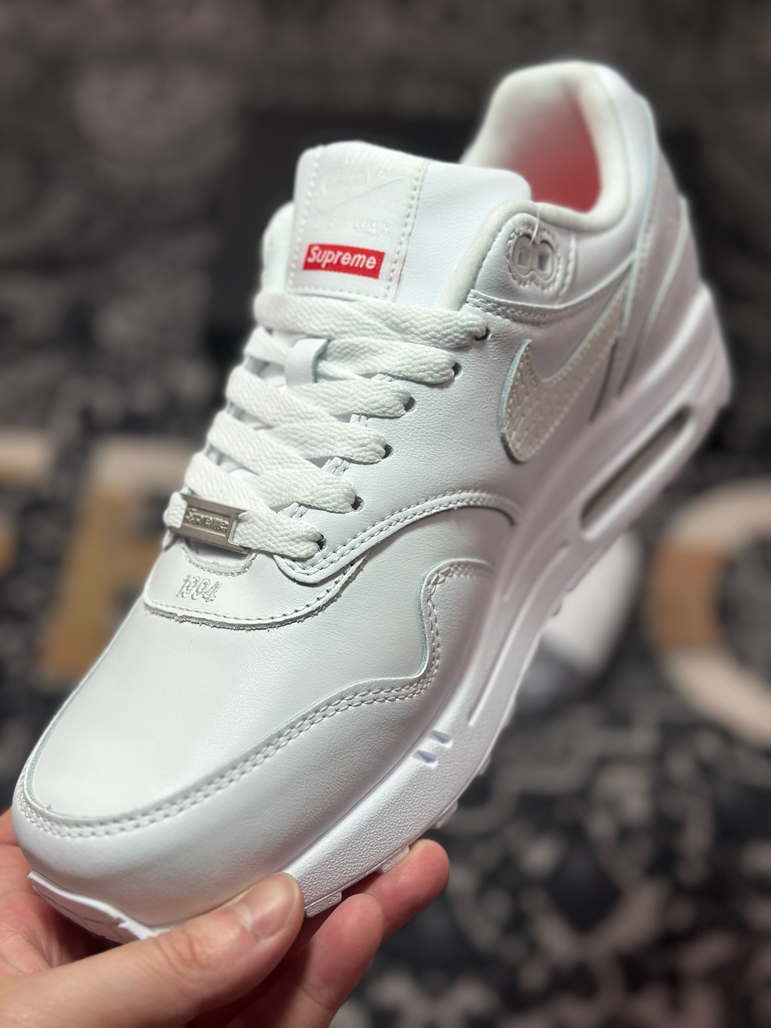 NK Air Max 1 初代复古气垫慢跑鞋 由Tinker Hatfeld和Mark Parker在1987年设计 灵感来自于巴黎蓬皮杜中心 在参观了蓬皮杜中心之后提出了Air Max的标志性开窗可视气垫的理念 并将其实际开发成功 是NK史上第一双可视气垫跑鞋 凭借着Air Max气垫带来的舒适脚感和鞋面面料上的不断精进才使得Air Max 1在现如今都是复古慢跑鞋的首选 深厚的历史渊源 独特的流线形设计 极为复古的外观使得它深受鞋迷的喜爱 HF8813-100 SIZE：36 36.5 37.5 38 38.5 39 40 40.5 41 42 42.5 43 44 44.5 45 46 47.5&04