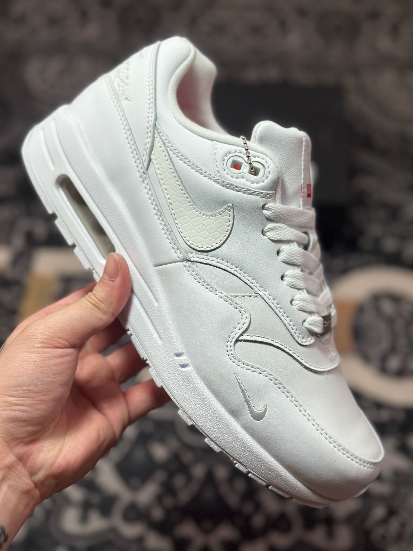 NK Air Max 1 初代复古气垫慢跑鞋 由Tinker Hatfeld和Mark Parker在1987年设计 灵感来自于巴黎蓬皮杜中心 在参观了蓬皮杜中心之后提出了Air Max的标志性开窗可视气垫的理念 并将其实际开发成功 是NK史上第一双可视气垫跑鞋 凭借着Air Max气垫带来的舒适脚感和鞋面面料上的不断精进才使得Air Max 1在现如今都是复古慢跑鞋的首选 深厚的历史渊源 独特的流线形设计 极为复古的外观使得它深受鞋迷的喜爱 HF8813-100 SIZE：36 36.5 37.5 38 38.5 39 40 40.5 41 42 42.5 43 44 44.5 45 46 47.5&04