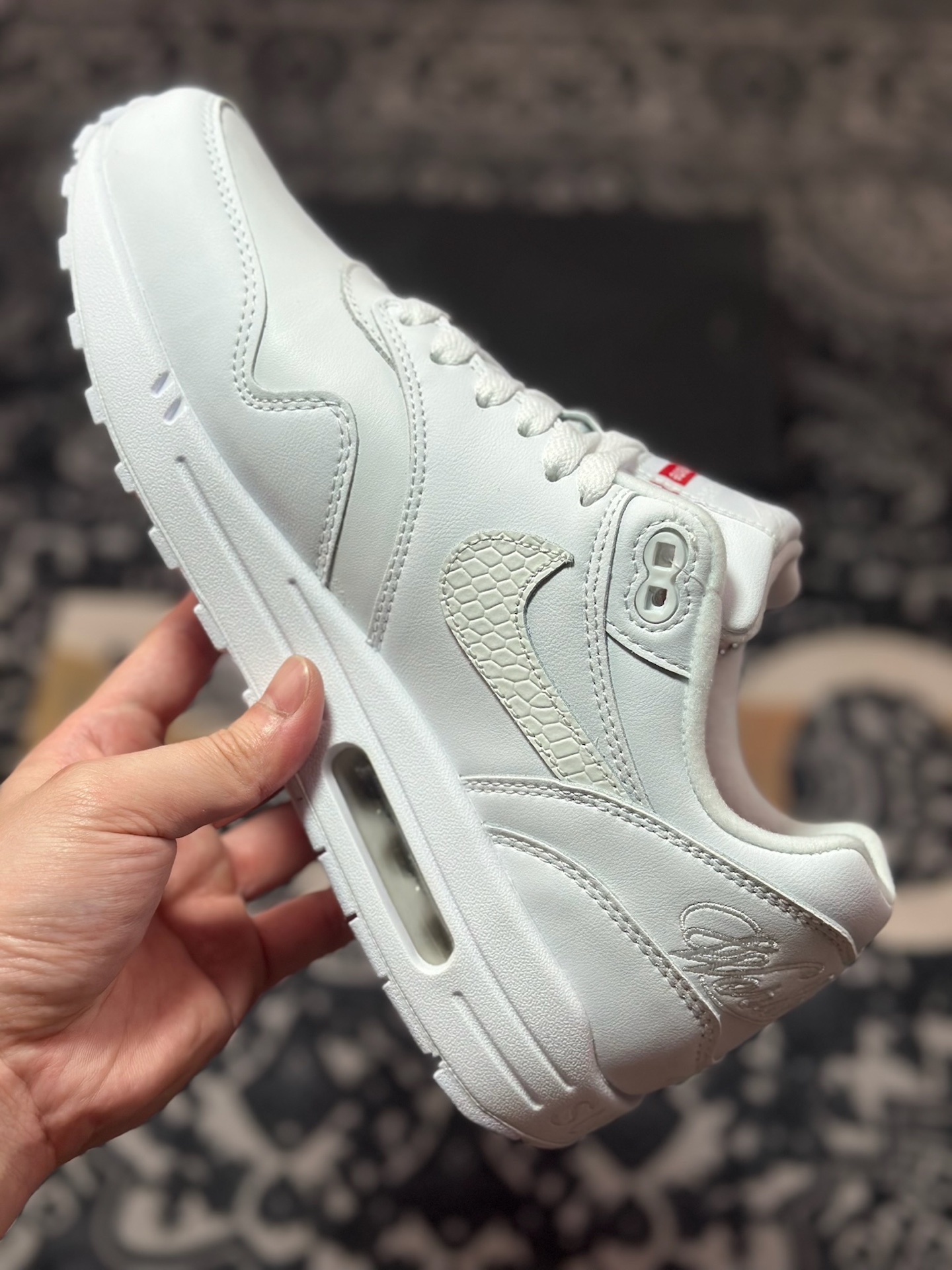 NK Air Max 1 初代复古气垫慢跑鞋 由Tinker Hatfeld和Mark Parker在1987年设计 灵感来自于巴黎蓬皮杜中心 在参观了蓬皮杜中心之后提出了Air Max的标志性开窗可视气垫的理念 并将其实际开发成功 是NK史上第一双可视气垫跑鞋 凭借着Air Max气垫带来的舒适脚感和鞋面面料上的不断精进才使得Air Max 1在现如今都是复古慢跑鞋的首选 深厚的历史渊源 独特的流线形设计 极为复古的外观使得它深受鞋迷的喜爱 HF8813-100 SIZE：36 36.5 37.5 38 38.5 39 40 40.5 41 42 42.5 43 44 44.5 45 46 47.5&04