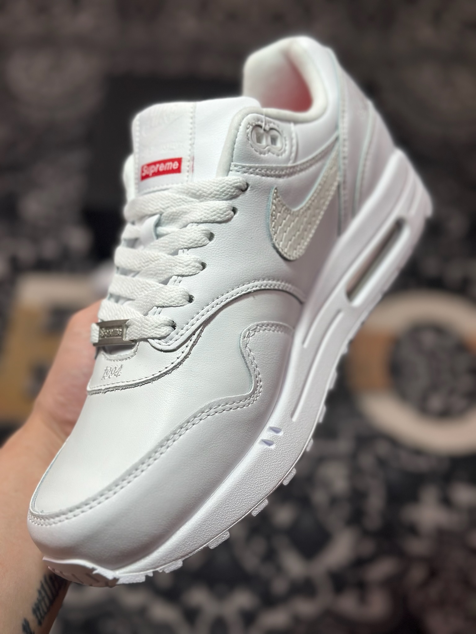 NK Air Max 1 初代复古气垫慢跑鞋 由Tinker Hatfeld和Mark Parker在1987年设计 灵感来自于巴黎蓬皮杜中心 在参观了蓬皮杜中心之后提出了Air Max的标志性开窗可视气垫的理念 并将其实际开发成功 是NK史上第一双可视气垫跑鞋 凭借着Air Max气垫带来的舒适脚感和鞋面面料上的不断精进才使得Air Max 1在现如今都是复古慢跑鞋的首选 深厚的历史渊源 独特的流线形设计 极为复古的外观使得它深受鞋迷的喜爱 HF8813-100 SIZE：36 36.5 37.5 38 38.5 39 40 40.5 41 42 42.5 43 44 44.5 45 46 47.5&04