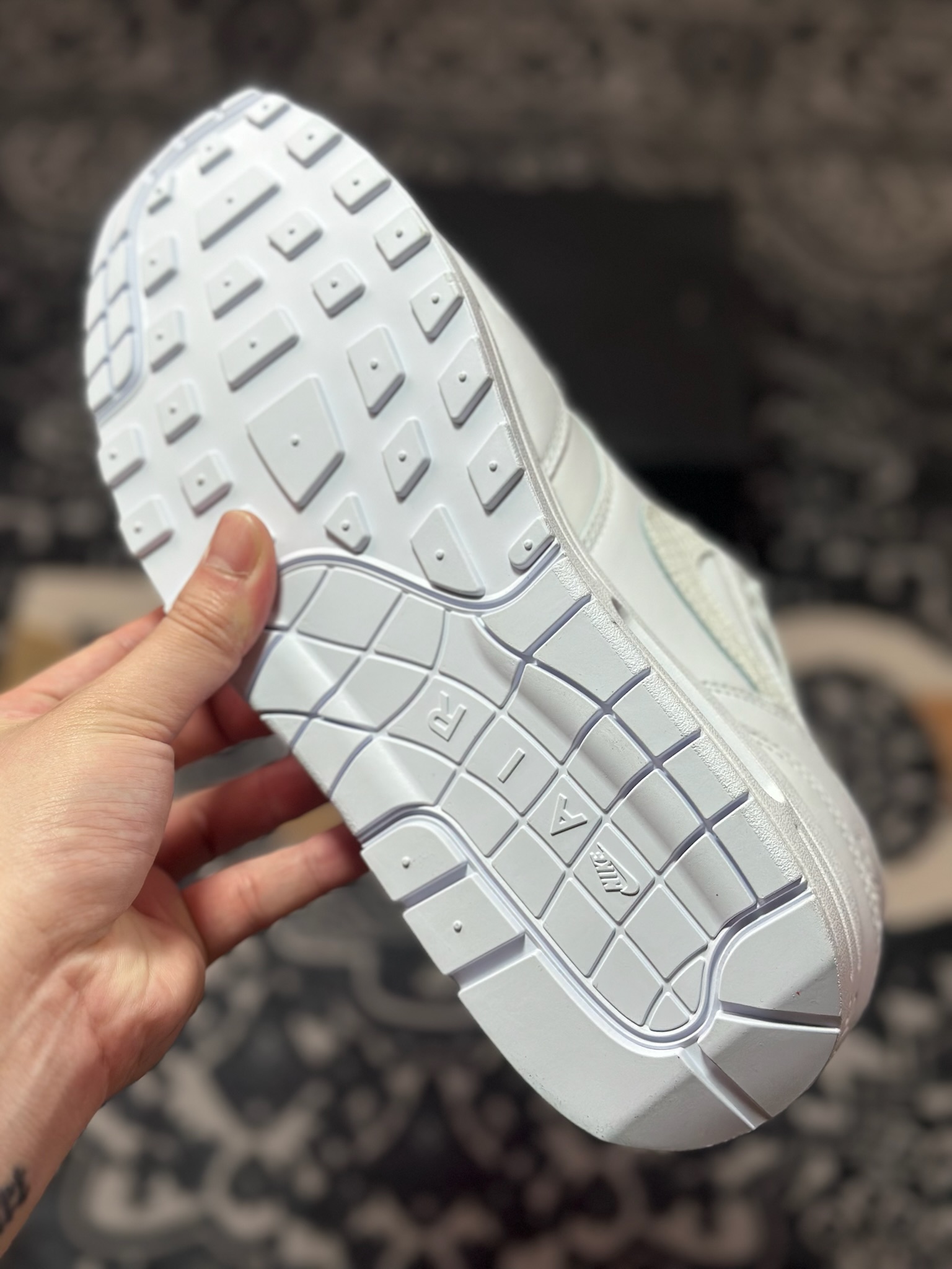 NK Air Max 1 初代复古气垫慢跑鞋 由Tinker Hatfeld和Mark Parker在1987年设计 灵感来自于巴黎蓬皮杜中心 在参观了蓬皮杜中心之后提出了Air Max的标志性开窗可视气垫的理念 并将其实际开发成功 是NK史上第一双可视气垫跑鞋 凭借着Air Max气垫带来的舒适脚感和鞋面面料上的不断精进才使得Air Max 1在现如今都是复古慢跑鞋的首选 深厚的历史渊源 独特的流线形设计 极为复古的外观使得它深受鞋迷的喜爱 HF8813-100 SIZE：36 36.5 37.5 38 38.5 39 40 40.5 41 42 42.5 43 44 44.5 45 46 47.5&04