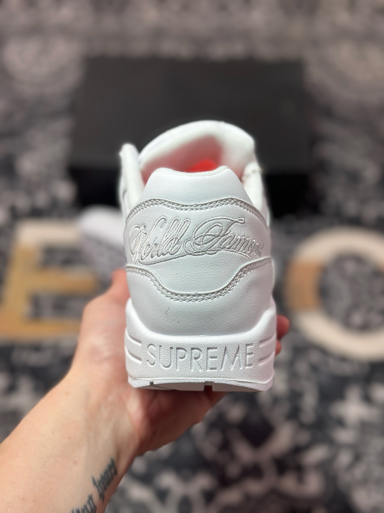 NK Air Max 1 初代复古气垫慢跑鞋 由Tinker Hatfeld和Mark Parker在1987年设计 灵感来自于巴黎蓬皮杜中心 在参观了蓬皮杜中心之后提出了Air Max的标志性开窗可视气垫的理念 并将其实际开发成功 是NK史上第一双可视气垫跑鞋 凭借着Air Max气垫带来的舒适脚感和鞋面面料上的不断精进才使得Air Max 1在现如今都是复古慢跑鞋的首选 深厚的历史渊源 独特的流线形设计 极为复古的外观使得它深受鞋迷的喜爱 HF8813-100 SIZE：36 36.5 37.5 38 38.5 39 40 40.5 41 42 42.5 43 44 44.5 45 46 47.5&04
